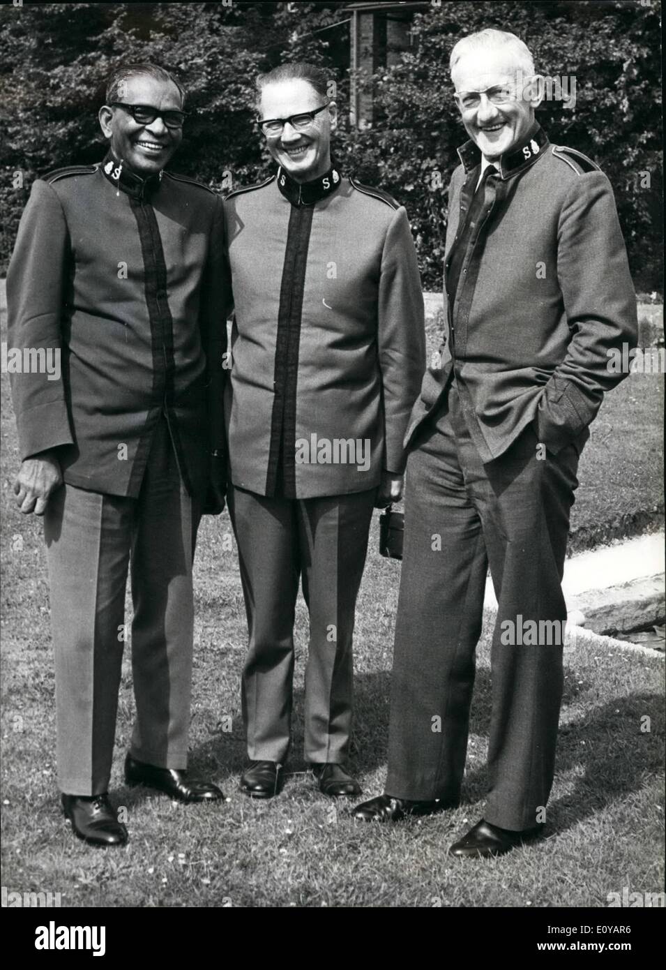 Juillet 07, 1969 - Armée du Salut afin d'élire les nouveaux : le Haut Conseil général de l'Armée du Salut sont assemblés à Sunbury Court. Sunbury-on-Thames, Technologie Midds d'élire un nouveau chef de file international dans la succession au Général Frederick Coutts, C.B.E. qui prendra sa retraite du bureau sur ses soixante-dix ans, le 21 septembre. La photo montre la vue dans les motifs de Sunbury Court lors d'une pause à la réunion sont L-R. Joseph Damya Commandant Territorial pour l'ouest de l'Inde, Frederick Adlam Commandant Territorial de Rhodésie et Carl Oscar Richards Commandant territorial de l'Afrique du Sud. Banque D'Images