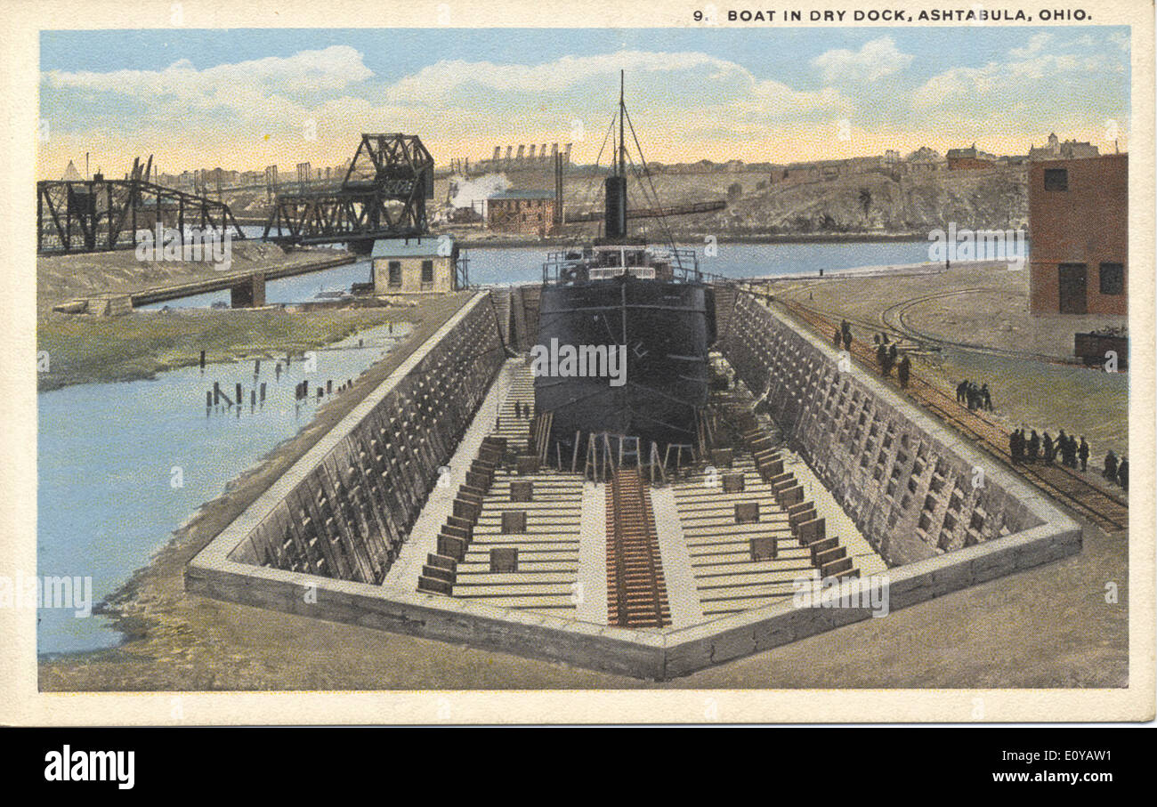 Cette photographie historique de la Bowden Postcard Collection montre un cargo en cale sèche à Ashtabula Piers dans l'Ohio, donnant un aperçu de la construction navale et des opérations maritimes de la région à l'époque. Banque D'Images