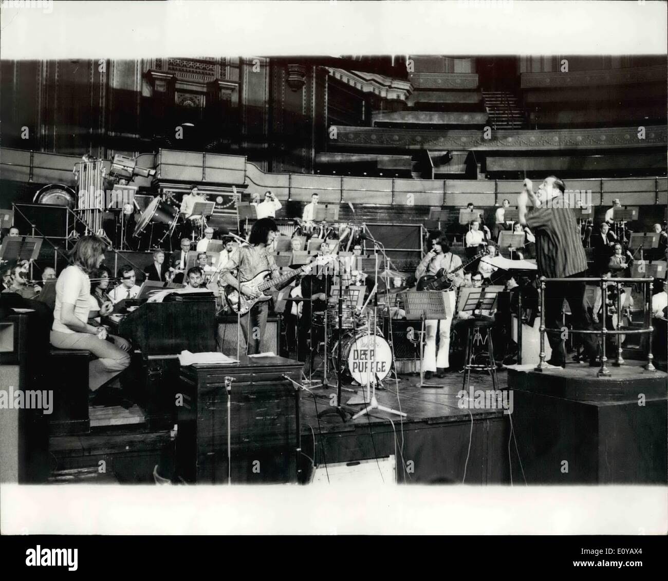 Septembre 24, 1969 - 24 septembre 1969 Répétition pour ce soir's Royal Philharmonic Orchestra et le concert du groupe pop violet profond. La répétition générale pour le concert de ce soir pour le groupe et orchestre composé et notée par Jon Lord, le Deep Purple' À'Ëoepop' chef de groupe et l'organiste et le Royal Philharmonic Orchestra au Royal Albert Hall sous le chef de Malcolm Arnold. Photo montre : Malcolm Arnold vu mener la Royal Philharmonic et du Deep Purple groupe pop au cours des répétitions pour le concert de ce soir. Banque D'Images