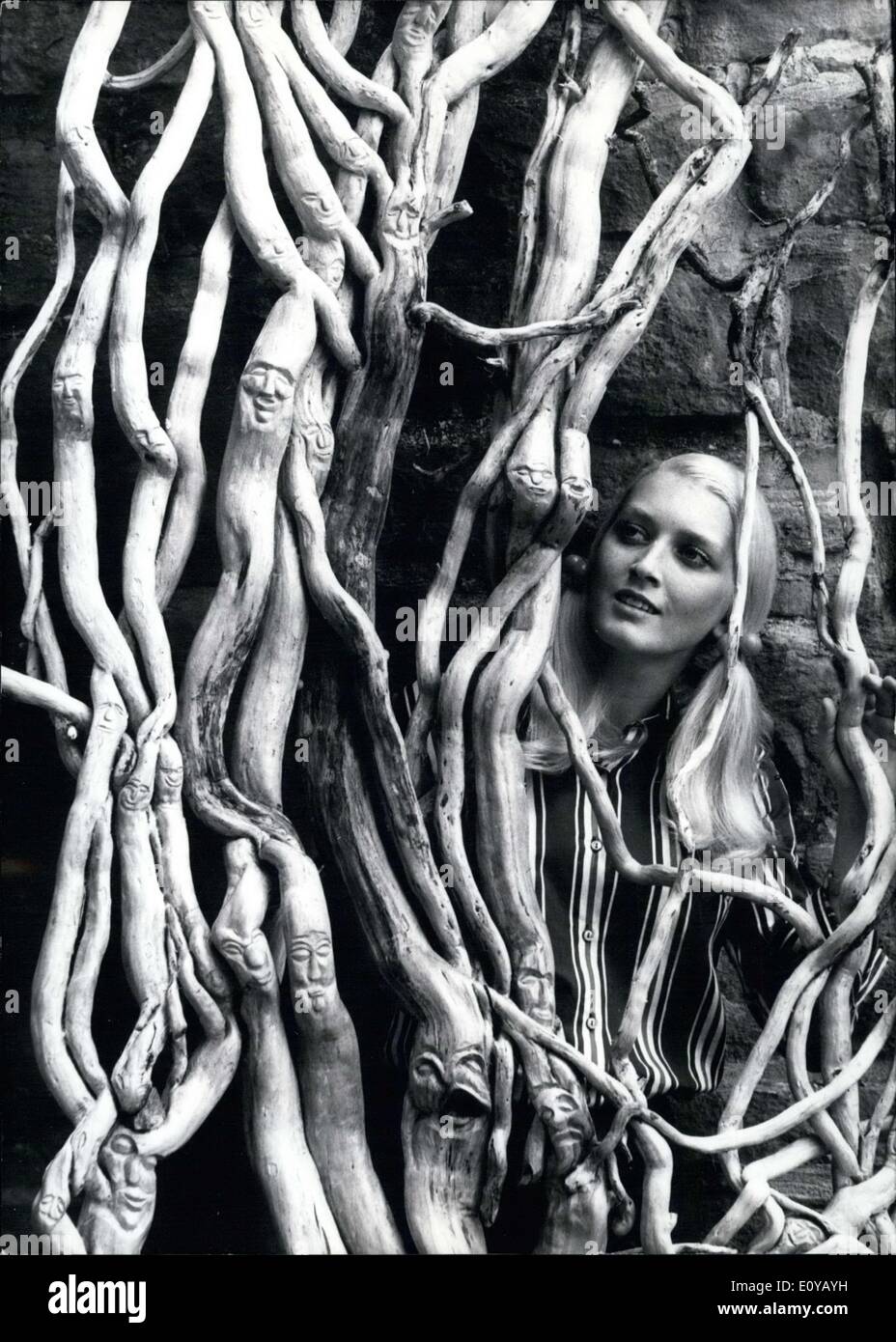 01 octobre 1969 - Alfred Pfrommer utilisé pour être un vitrail de l'artiste, mais cette photo montre son talent avec le bois. Ces pièces ont été faites à partir de vieux, malades des branches. Banque D'Images