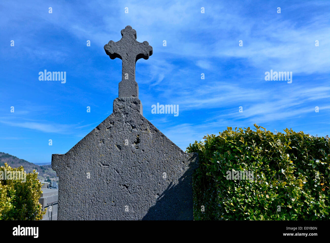 Croix sur une tombe dans un cimetière cimetière français, France Banque D'Images