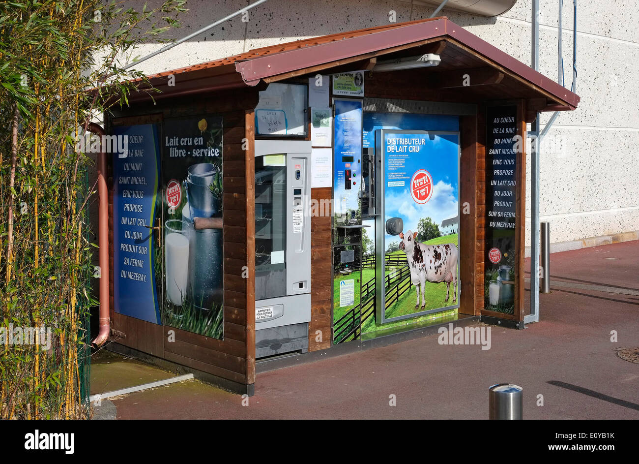 Distributeur automatique de lait, avranches, Normandie, France Photo Stock Alamy