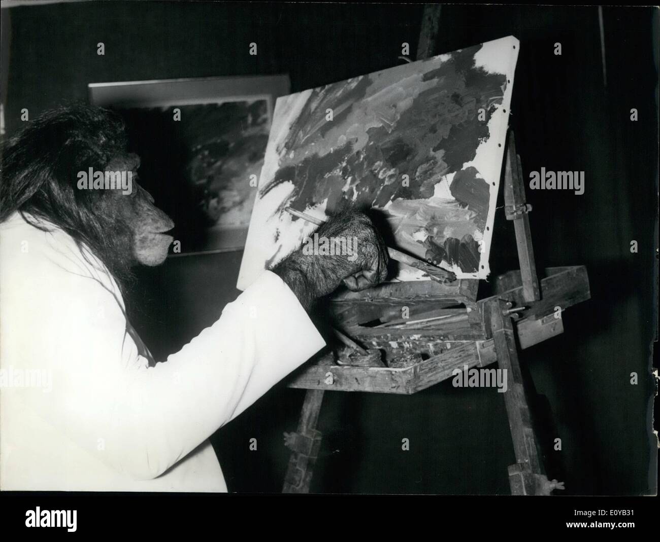 Juillet 07, 1969 - les peintures de Pat des collègues déplaire : Pat, le chimpanzé, peintre, est le premier singe à avoir ses œuvres affichées lors d'une exposition actuellement en cours à Paris. Trois artistes qui ont participé à l'émission de retirer leurs peintures comme une protestation.Photo montre Pat, le chimpanzé peinture mettre la touche finale à l'un de ses derniers ''travaille' Banque D'Images