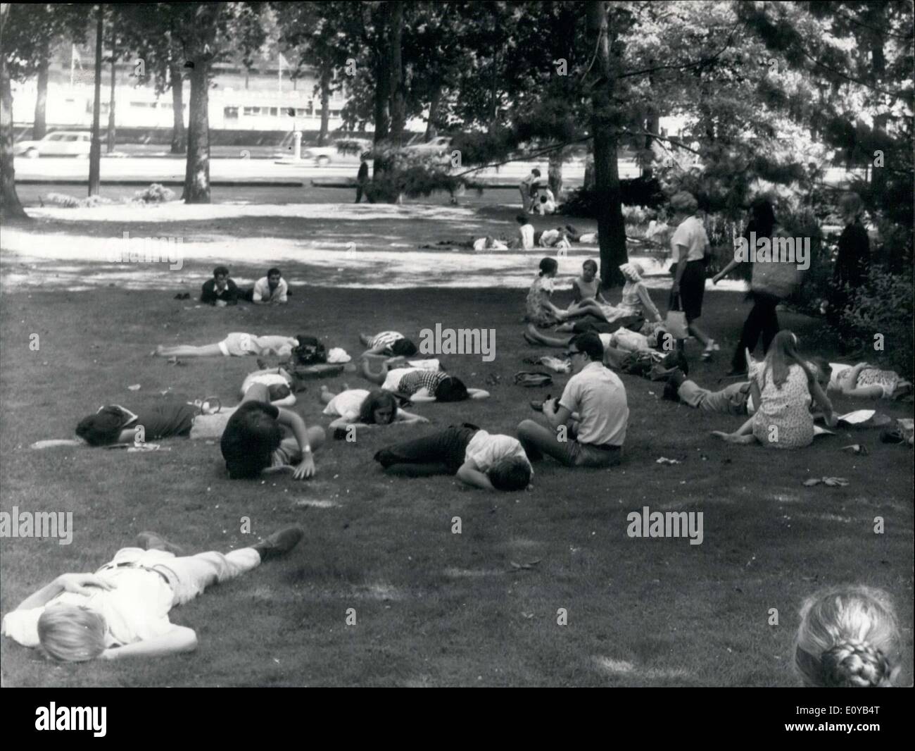 Juillet 15, 1969 - Les Parisiens se détendre dans les jardins du Trocadéro Banque D'Images