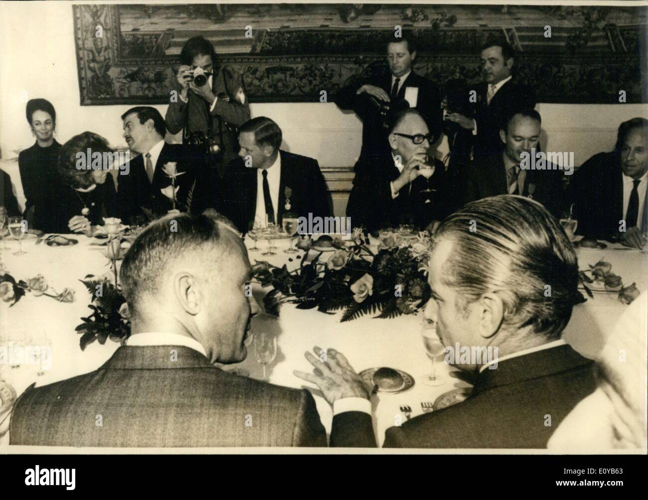 08 octobre 1969 - avant-garde : Edwin Aldrin et Jacques Chaban Delmas. De gauche à droite : Mme Aldrine, Jacques Baumel, Neil Armstrong, Maurice Schumann, et Michael Collins. Banque D'Images