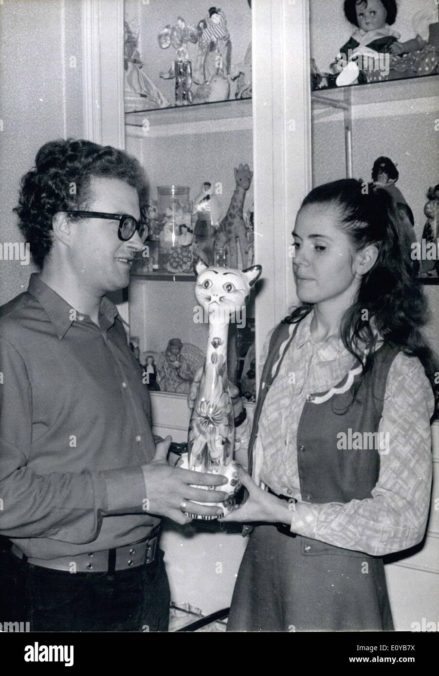 10 octobre 1969 - Le chanteur Joseph Joubert & son fiancé Patrick Font 7  statue d'un chat Photo Stock - Alamy