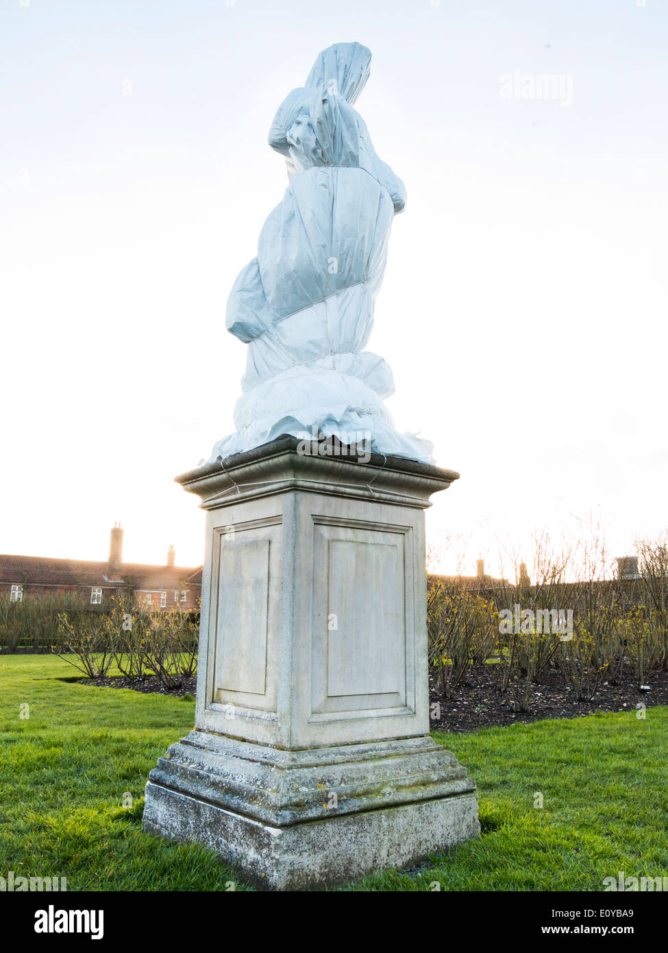 L'Europe, Royaume-Uni, Angleterre, Londres, Hampton Court enveloppé statue Banque D'Images