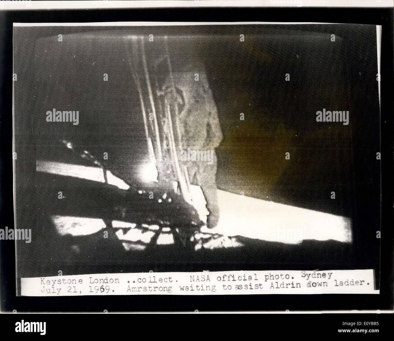 Juillet 21, 1969 - l'homme est sur la Lune : photo montre la photo officielle de la NASA, radiced à Londres de Sydney, Australie, montre l'astronaute américain Neil Armstrong en attente d'aider le colonel l'aldrine dans l'échelle lors de l'alunissage d'épique. Banque D'Images