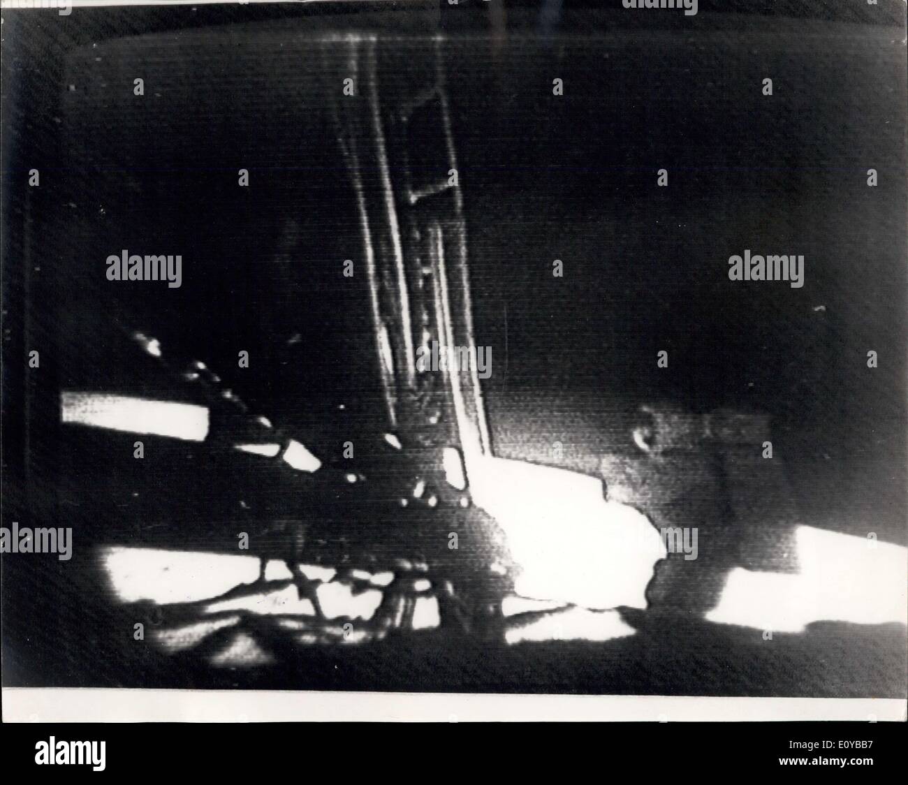 Juillet 21, 1969 - l'homme sur la lune : Cette photo montre photo officielle de la NASA, a demandé à Londres de Sydney, Australie, montre l'astronaute américain Neil Armstrong marche sur la Lune. Il et le Colonel Edwin ''Buzz'' l'aldrine est devenu le premier homme sur la lune la nuit dernière lorsque Apollo 11 module lunaire Eagle a atterri sur la surface de la lune. Banque D'Images