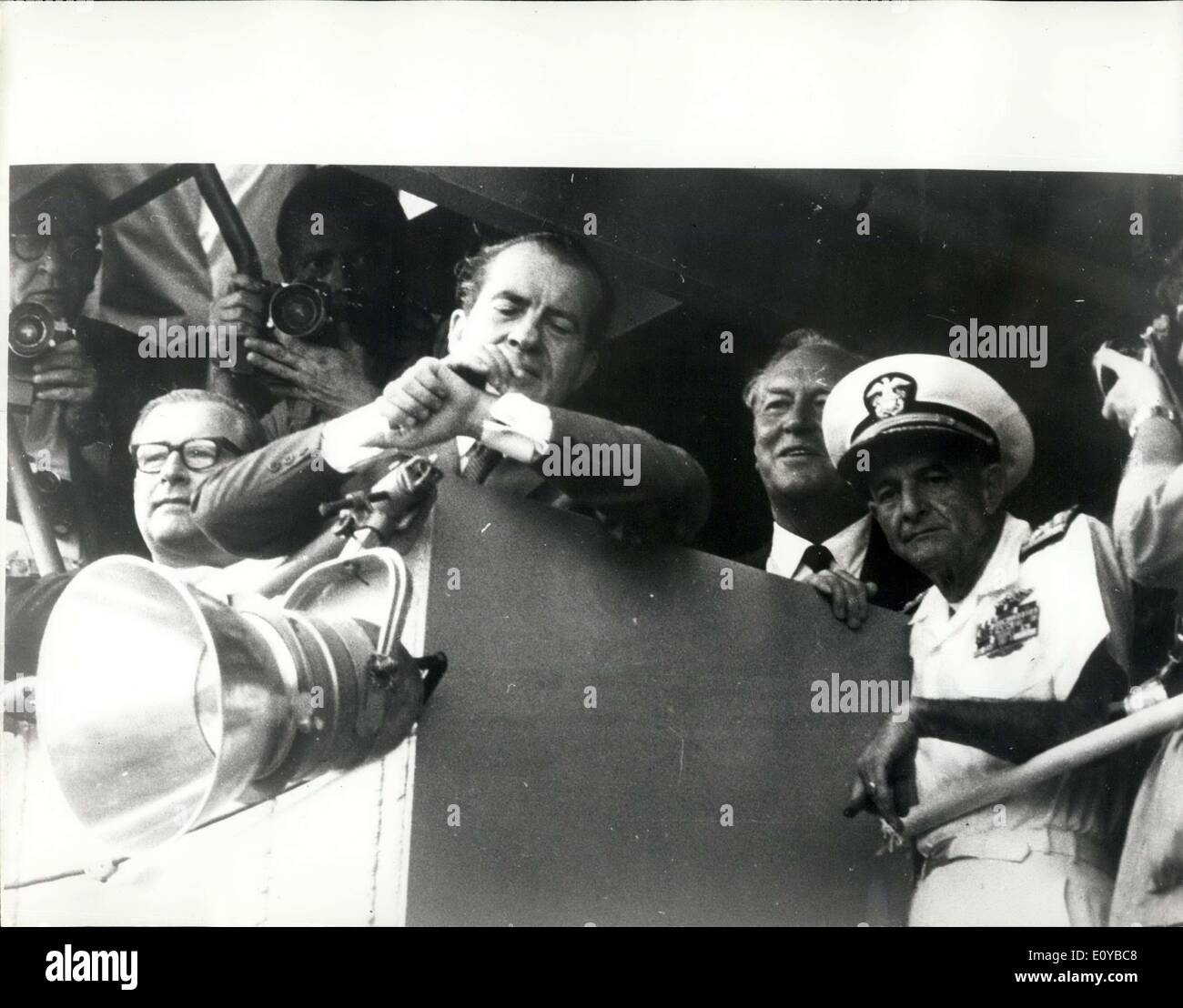 Juillet 29, 1969 - Apollo 11 Splashdown : président Richard M. Nixon vérifie sa montre en attendant le splashdown des astronautes d'Apollo 11 Neil Armstrong, Michael Collins et Edwin Aldrin. Avec le président d'attente à bord du USS Mornet, sont le Dr Thomas O. Paine, gauche, administrateur de la National Aeronautics and Space Administration, et l'amiral John S. McCain, commandant en chef, Flotte du Pacifique. Les pilotes d'éclaboussures vers le bas dans l'océan Pacifique à 12 h HAE le 24 juillet 1969, 900 milles au sud-ouest d'Hawaï. Banque D'Images