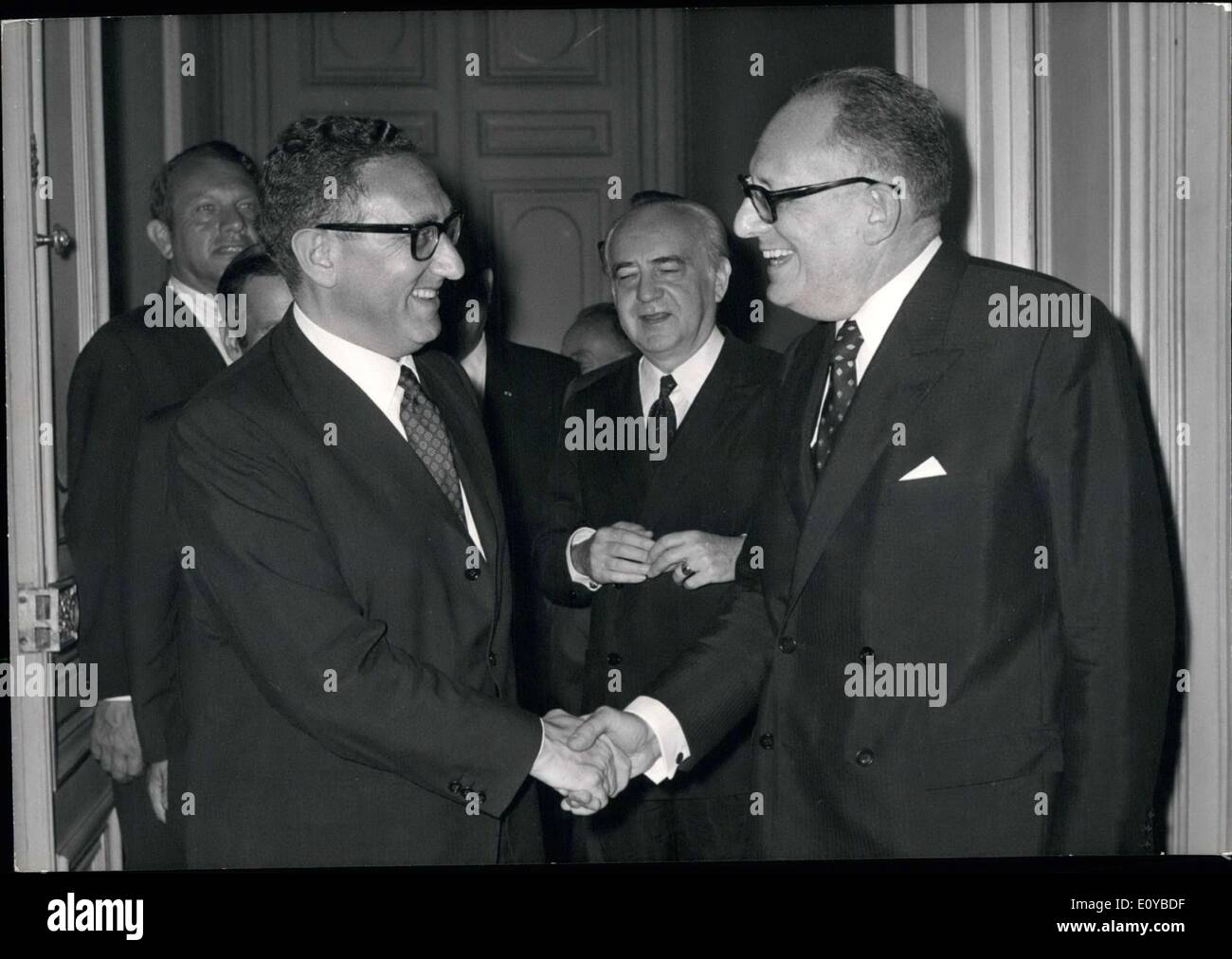 Août 04, 1969 - Kissinger, le conseiller en affaires internationales à la Maison Blanche, qui a assisté à toutes les réunions le président Nixon avait avec des dirigeants étrangers tout en visitant d'autres pays, est arrivé à Paris hier soir. Il a rencontré le Ministre des affaires étrangères Maurice Schumann au Quai d'Orsay ce matin. Banque D'Images