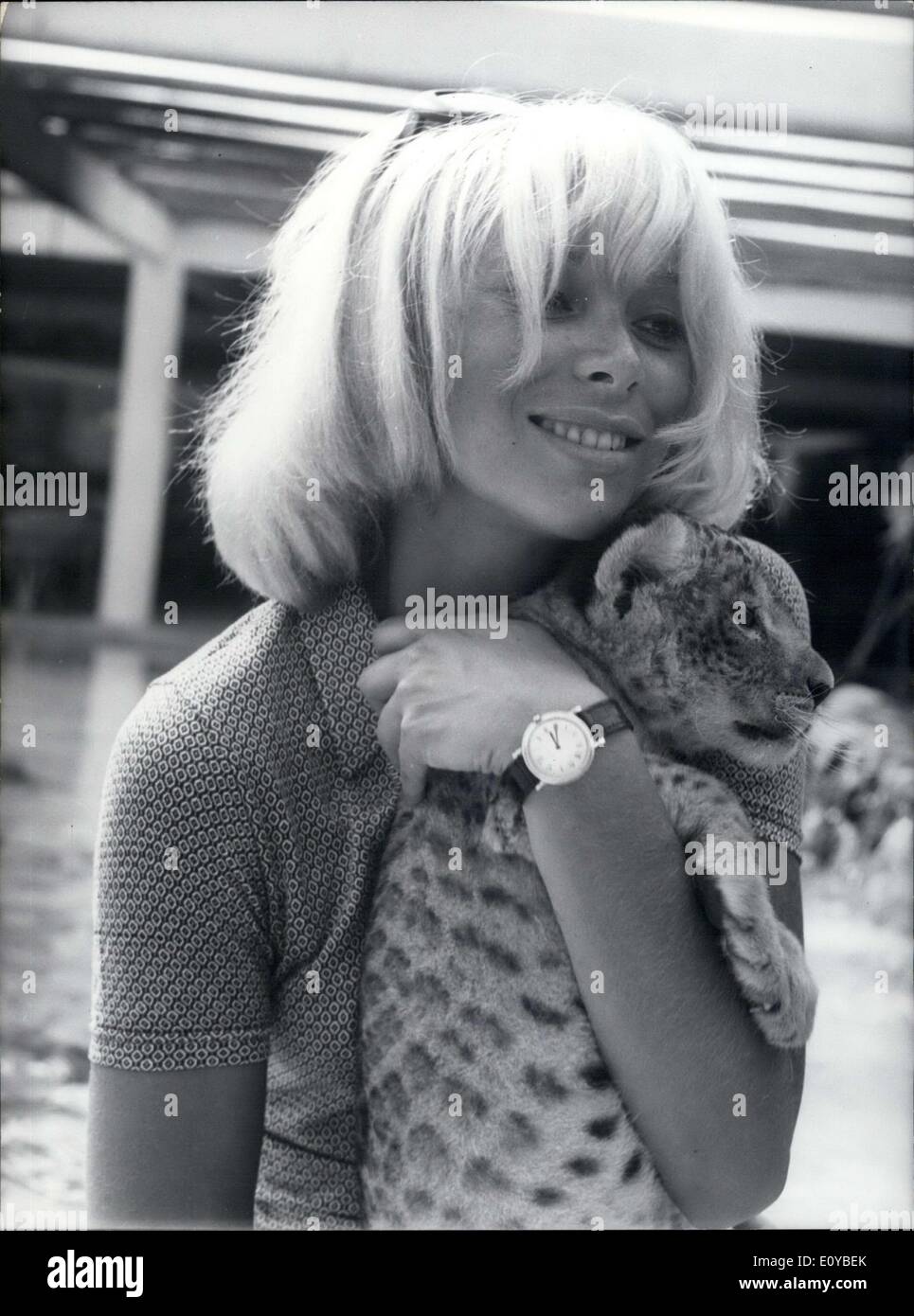 1969 mireille darc avec un léopard Banque de photographies et d'images à  haute résolution - Alamy