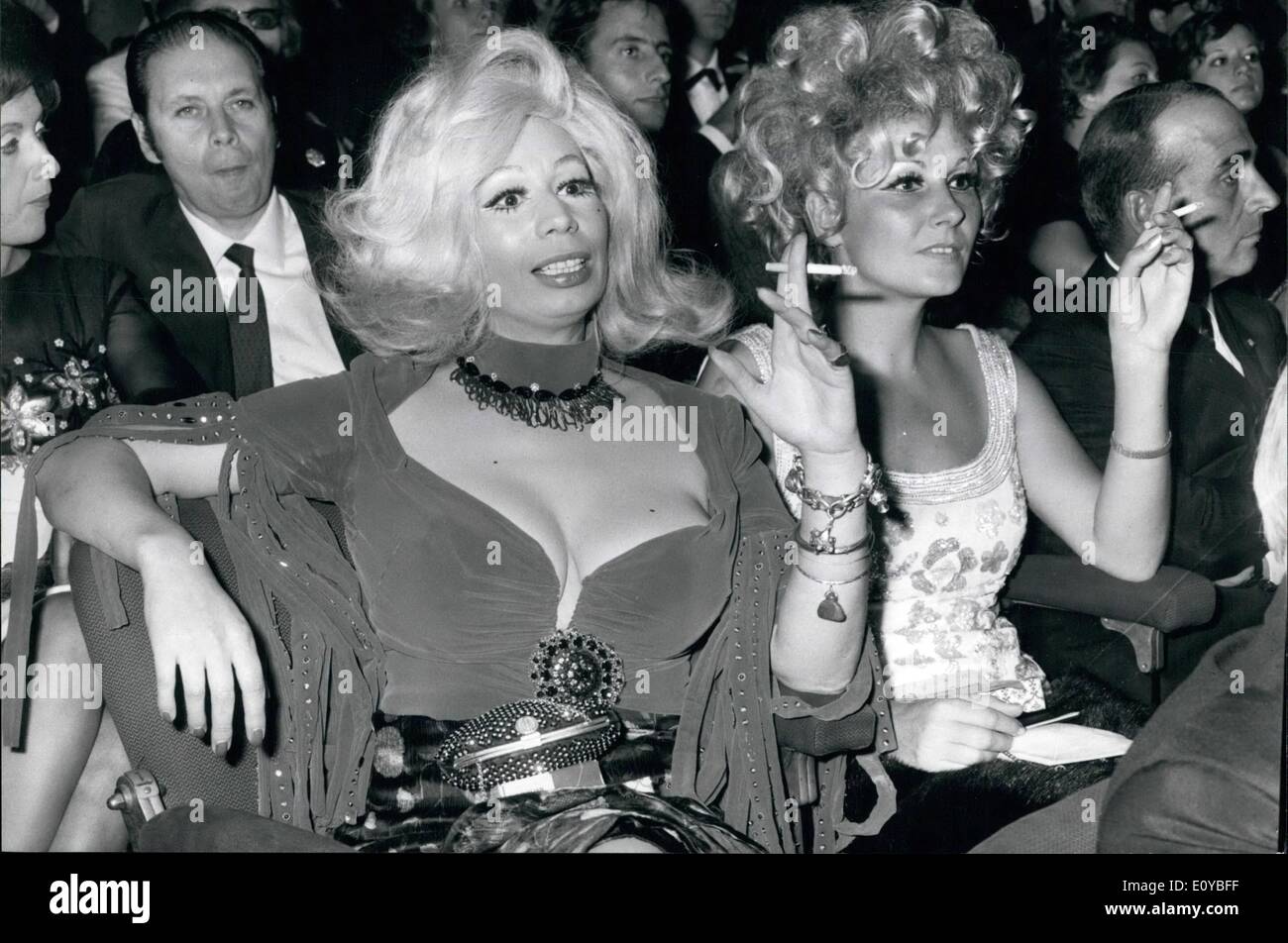 10 octobre 1969 - Soirée de Gala au théâtre Sistina pour la remise des prix et la ''Silver Maaks'' pour les stars de l'écran, de la chanson, comédie musicale, etc.. Photo montre l'actrice prospère Mara Krupp, gauche, de Vienne. Banque D'Images