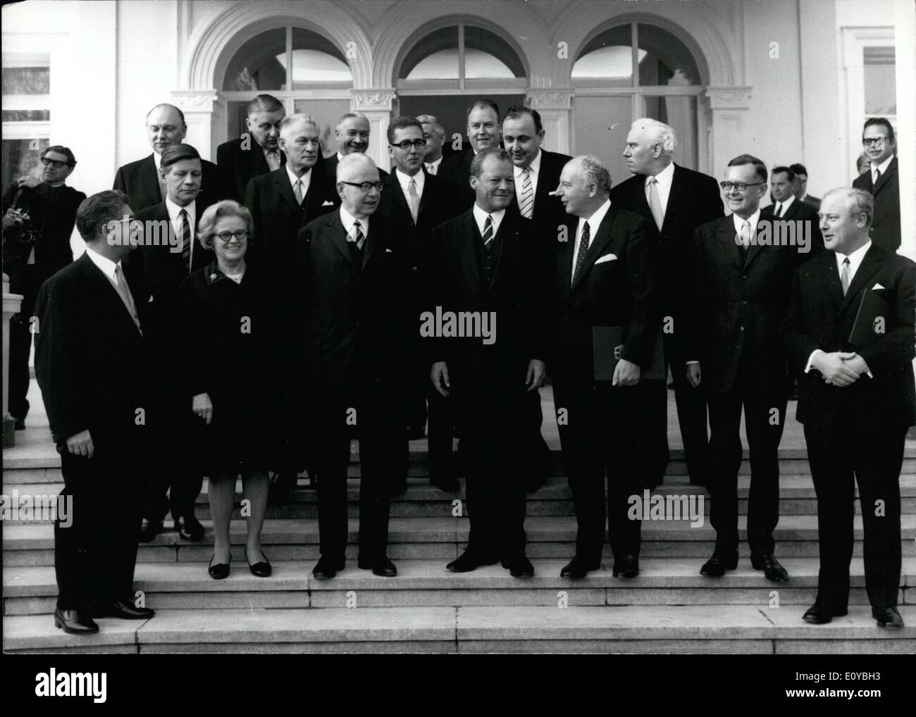 10 octobre 1969 - Le dernier acte du changement de pouvoir à Berlin a été effectuée. Les nouveaux ministres ont été accueillis par le président de la République fédérale d'après leur assermentation. Notre photo montre les ministres avec le Président allemand, M. Heinemann en face de la Villa Hammerschmidt. Première rangée (de gauche à droite) : Gerhard Jahan, Kate STROBEL, Gustav Heinemann, Willy Brandt, Walter Scheel, Karl Schiller, Georg Leber. Deuxième rangée (de gauche à droite) : Helmut Schmidt, Alex Moller, Erhard Eppler, Hans Dietrich Genscher, Walter Arendt Banque D'Images