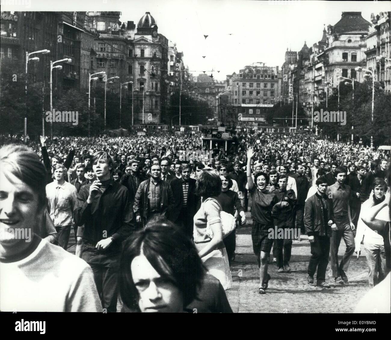 08 août 1969 - Scène à Prague le anniversaire de l'invasion soviétique. : le régime communiste de la Tchécoslovaquie a introduit un ensemble de lois d'urgence d'accroître les pénalités pour les émeutiers et pour les citoyens qui critiquent les fonctionnaires de l'État ou d'autres pays communistes ou des parties. Les mesures sont un suivi de la manifestations et émeutes à Prague et dans d'autres villes la semaine dernière qui a marqué le premier anniversaire de l'invasion soviétique de la Tchécoslovaquie. Photo montre : c'est une scène à Prague la semaine dernière lors de l'anniversaire de l'invasion soviétique de la Tchécoslovaquie Banque D'Images