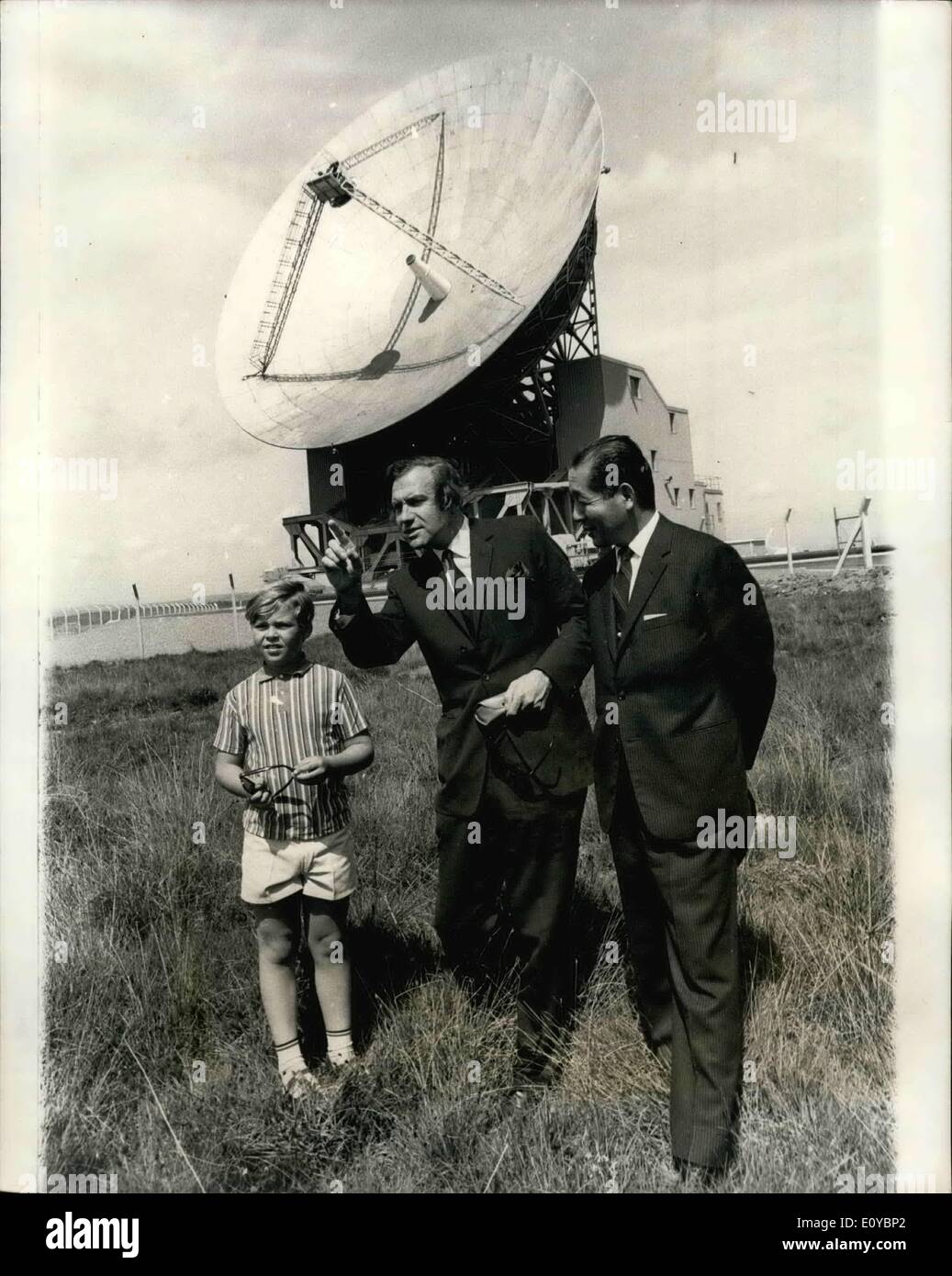 08 août 1969 - ministre des Postes à Goonhilly Inaugerates Terre. Lien avec le Japon TV par satellite : le bureau de poste de communications par satellite à la terre, à Goonhilly Cornwall, qui alimente la télévision et les liaisons de télécommunications par satellite avec le reste du monde, a été inaugerated aujourd'hui par le ministre des Postes, M. John Stonehouse. La station, qui, le GPM a dit : ''a joué un rôle essentiel dans les communications par satellite depuis 1962'', est maintenant complet avec deux antennes plat géant ''consulté sur'' pour les satellites dans les deux hémisphères ouest et est Banque D'Images