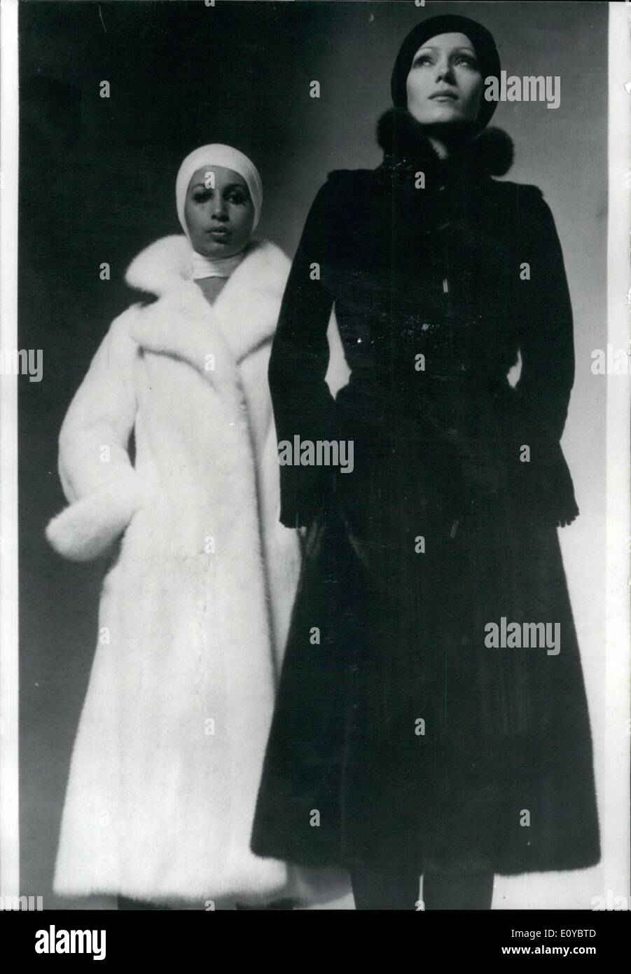 10 octobre 1969 - hiver Fashions sur Show OPS : Noir et Blanc ''Maxi'' les manteaux de fourrure, conçu par le célèbre fourreur Français Revillon pour l'hiver prochain. Banque D'Images