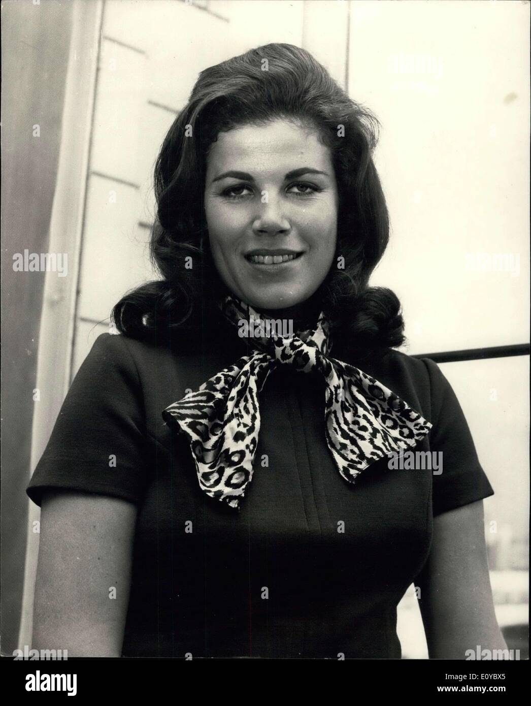 14 octobre 1969 - Sol Hurok signe un nouvel artiste à Londres : le violoncelliste américain, 23-year-old Christine Walevska, ont signé aujourd'hui un contrat de trois ans et une garantie de 200 000 avec les imprésarios Sol Hurok célèbre. M. Hurok est nouvelle à Londres et tout ici va finaliser le contrat avec Mlle Walevska. M. Hurok a choisi Londres pour signer le contrat en raison de son association avec ce pays. Son père est né à Londres et était un connaisseur et concessionnaire dans de rares violons et violoncelle et sa mère était violoniste fine Banque D'Images 14 octobre 1969 - Sol Hurok signe un nouvel artiste à Londres : le violoncelliste américain, 23-year-old Christine Walevska, ont signé aujourd'hui un contrat de trois ans et une garantie de 200 000 avec les imprésarios Sol Hurok célèbre. M. Hurok est nouvelle à Londres et tout ici va finaliser le contrat avec Mlle Walevska. M. Hurok a choisi Londres pour signer le contrat en raison de son association avec ce pays. Son père est né à Londres et était un connaisseur et concessionnaire dans de rares violons et violoncelle et sa mère était violoniste fine Banque D'Images