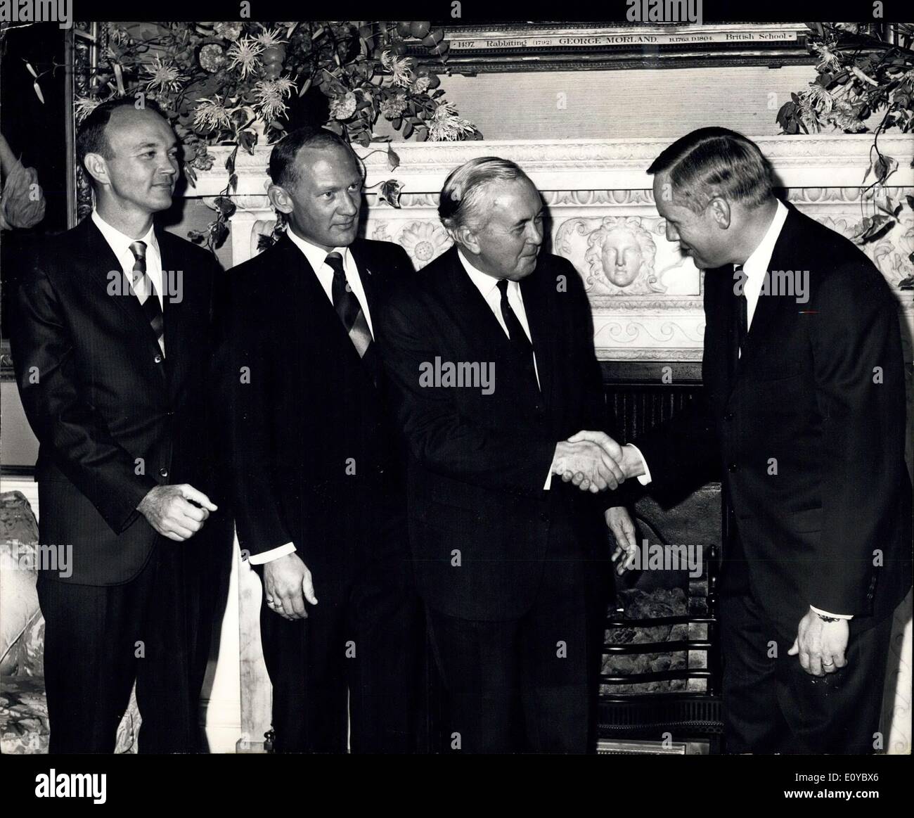 14 octobre 1969 - Mr.Wilson répond aux hommes de la lune : Londres:Le Premier Ministre britannique Harold Wilson salue M. Neil Armstrong, le premier homme à poser le pied sur la Lune lorsque l'Apollo-II les astronautes avaient été reçus au numéro 10 Downing Street ce soir. À la recherche sur les autres astronautes Michael Collins et Edwin Aldrin. L'Américain Lunarnauts et leurs femmes étaient invitées à dîner par le Premier ministre et sa femme. Les trois hommes étaient sur la lune une visite d'une journée en Bretagne avant de voler à Rome sur l'étape suivante de leur bonne volonté mondiale d'. Banque D'Images