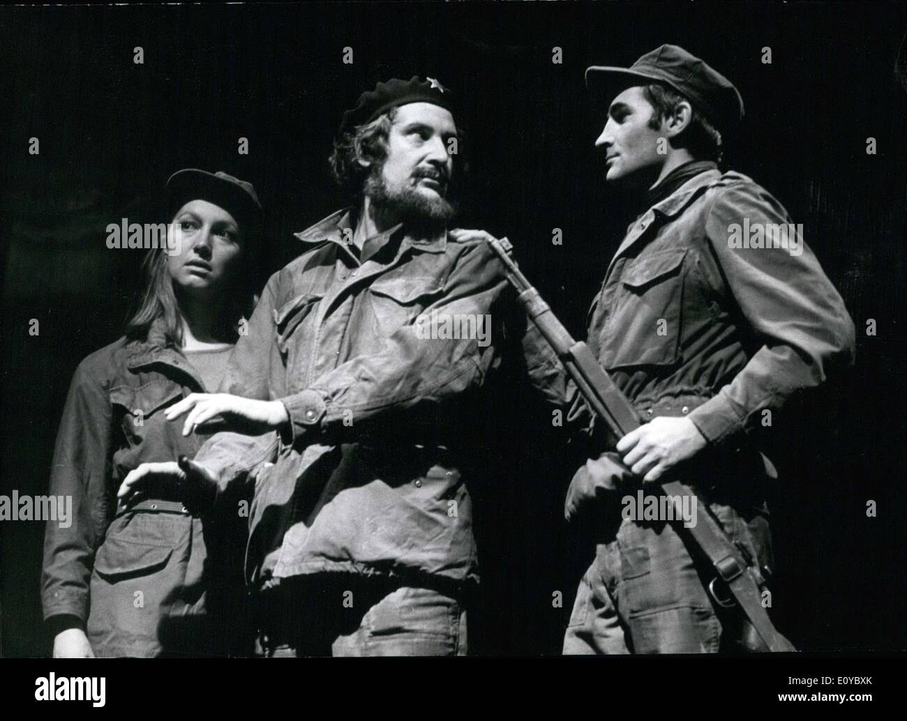 16 octobre 1969 Wehmaier - Joerg a produit le John Spurling jouer ''Che Guevara,'' concernant le célèbre chef de la guérilla cubaine. La pièce a été créée à Stuttgart, Staatstheater. L'on voit ici sont des acteurs dans une scène de la pièce. De gauche à droite : M. Dickow, B. Huebner(comme Che) et Wolfgang Decker. Banque D'Images