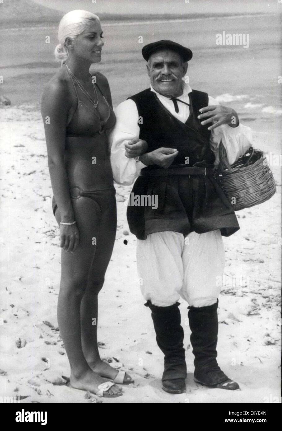 17 octobre 1969 - 88 ans0vieille comme sarde ''Kiki'''s Chaperon : Christine Caron, ancienne nageuse française n°1, est en vedette dans le film ''Le lis de mer'' (Mer Lily) maintenant dans la fabrication en Sardaigne. Photo montre ''Kiki'' en photo avec son ''Chaperon''. 88 ans, Benito sarde Colombo. Banque D'Images