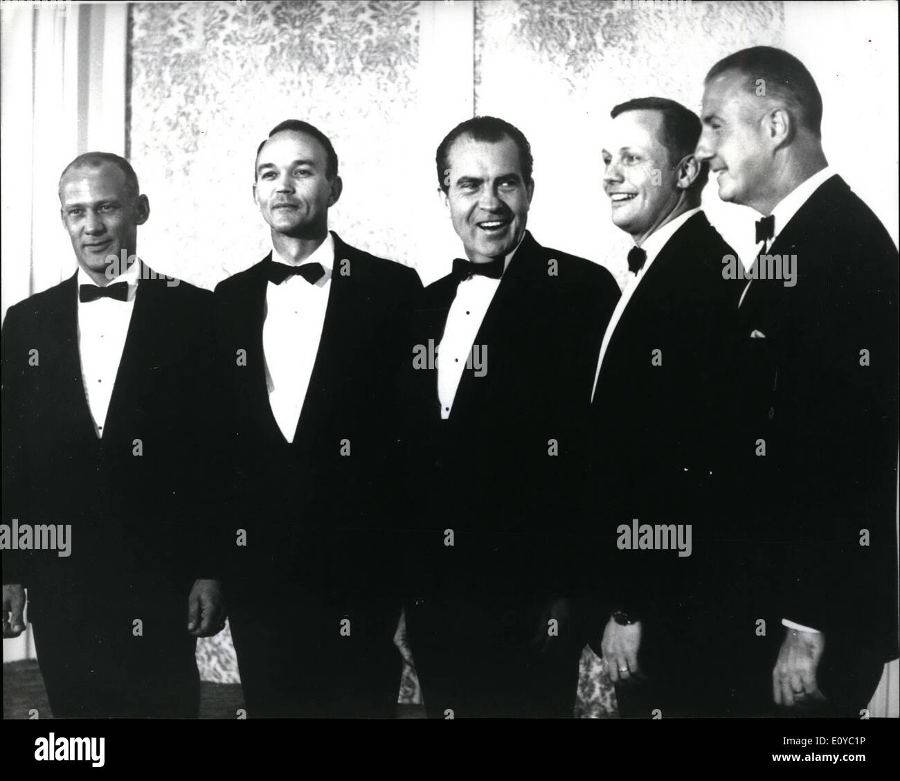 08 août 1969 - smokings remplacer les combinaisons spatiales des astronautes d'Apollo 11 : La pose avec le président Nixon et le Vice-président Agnew juste avant l'état somptueux dîner en l'honneur des astronautes de la Century Plaza Hotel, Los Angeles. De gauche à droite sont : Edwin ''Buz'' Aldrin, Michael Collins, le président Nixon, Neil Armstrong et le Vice-président Agnew. Banque D'Images