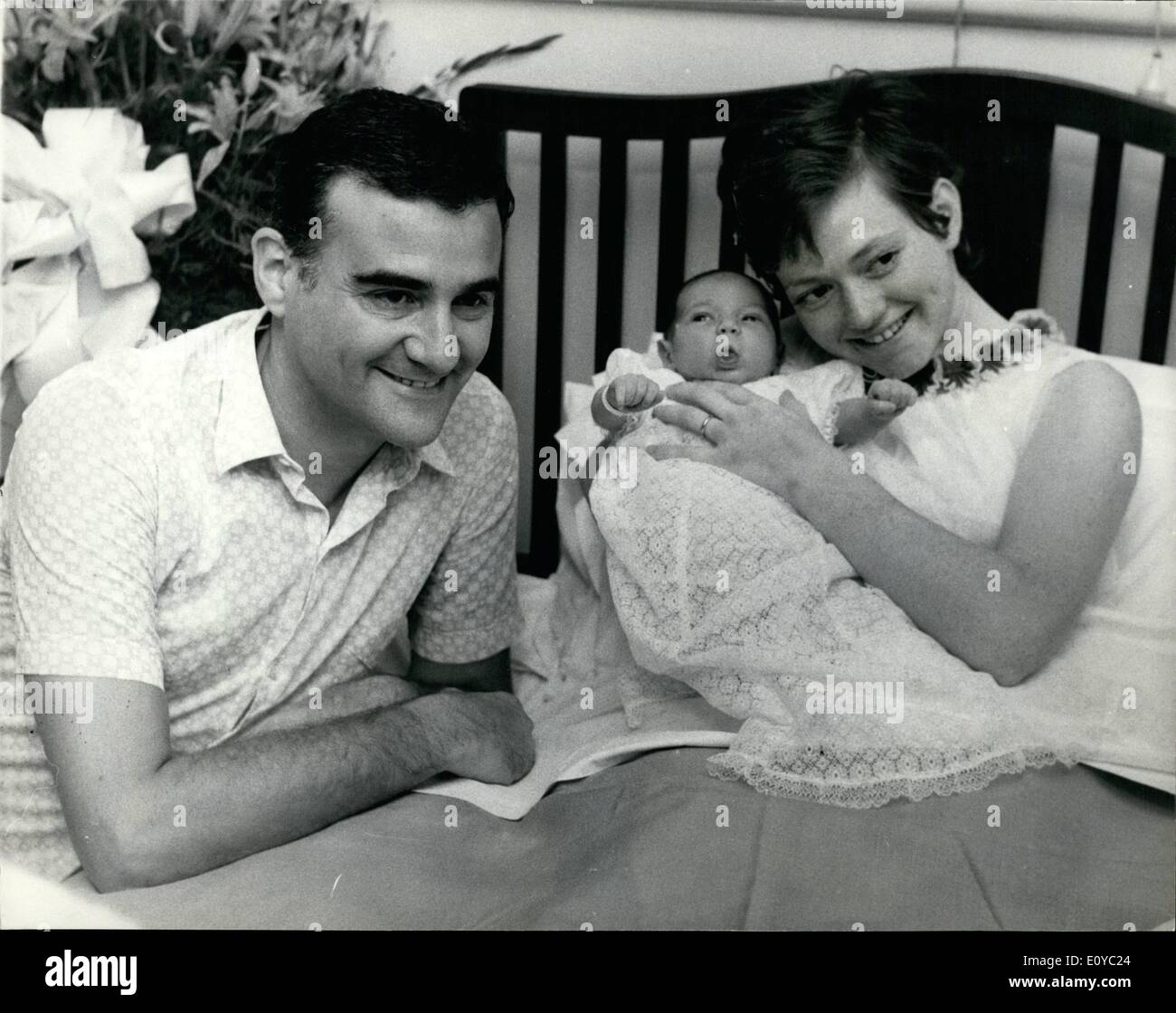 08 août 1969 - chanteuse Italienne Rita Pavone représenté à la maison de soins infirmiers, 27, Welbeck Street, Londres, aujourd'hui, avec son bébé, qui est né le 6 août, et son mari, Teddy Reno. Le bébé à être baptisé Alexander Neil César. Banque D'Images