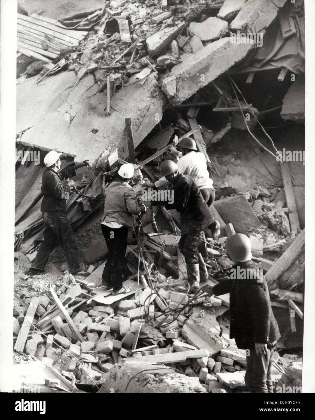 30 octobre 1969 - 30 octobre 1969 20 dans die séisme yougoslave. 20 personnes ont été tuées et plus de 400 blessés lorsqu'un séisme a dévasté la ville yougoslave de Banja Luka. Le tremblement de terre, le lundi, a été le point culminant d'une série de 13 qui choquent le centre et le nord-est de la Yougoslavie à partir le dimanche après-midi. Le nombre de morts a été limitée par le fait que la plupart des habitants de la ville ont passé la nuit et le matin à l'air libre Banque D'Images
