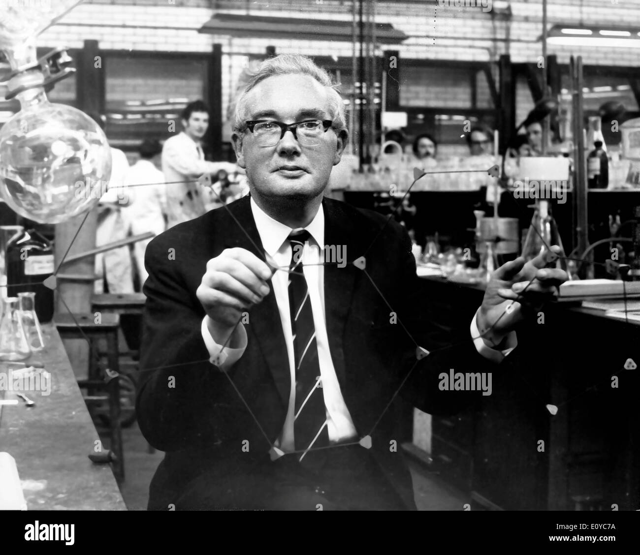 Oct 30, 1969 ; Londres, Royaume-Uni ; professeur DERERK BARTON, du Département de chimie organique à l'Imperial College of Science, Londres, est lauréat du Prix Nobel de chimie 1969. Le professeur Barton, 51 ans, partage le prix de 30 000 livres à égalité avec le professeur ODD HASSEL, 72 de l'Université d'Oslo. La photo montre le professeur Derek photographié dans son laboratoire à l'Imperial College of Science aujourd'hui. Banque D'Images