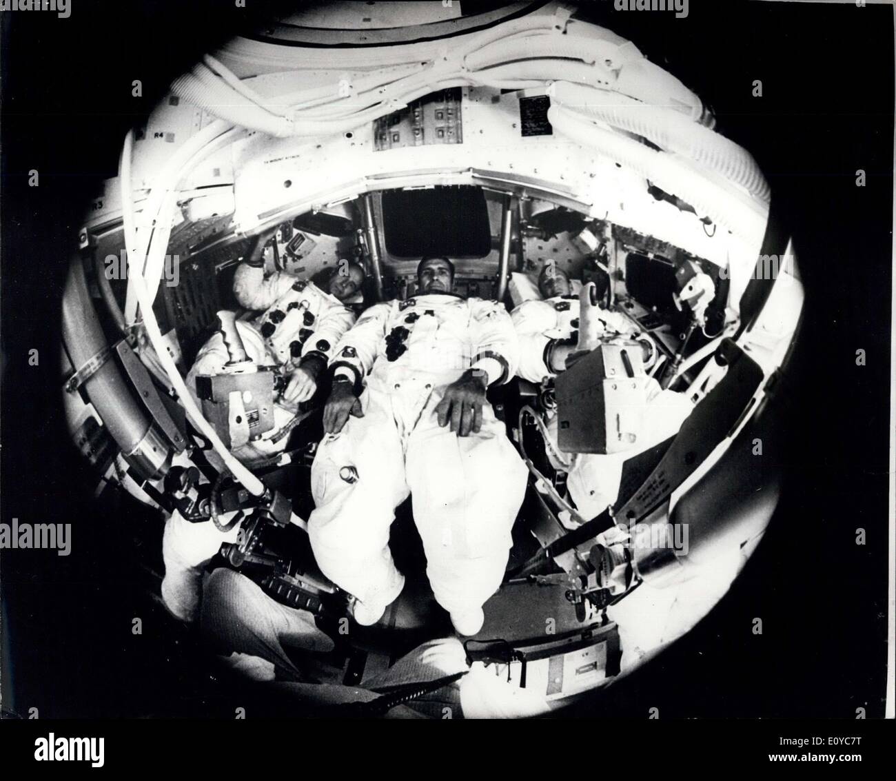 03 novembre 1969 - Apollo 12 astronautes dans les astronefs commander : (de gauche à droite), les astronautes de la mission Apollo 12, Alan L. Bean, pilote du module lunaire ; Richard F. Gordon, pilote du module lunaire et Charles Conrad Jr, commandant du vaisseau, lors de commander au Centre spatial Kennedy's Manned Spacecraft Operations Building, en Floride. La mission Apollo 12 est prévue pour le lancement le 14 novembre 1969, à partir de 39 complexes. Banque D'Images