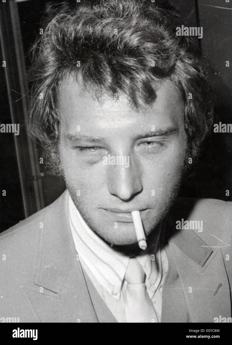 Nov 10, 1969 - Paris, France - JOHNNY HALLYDAY revient en France avec un  il noir aprs fixant dans le film ''Armes de colre'' en Egypte Photo  Stock - Alamy