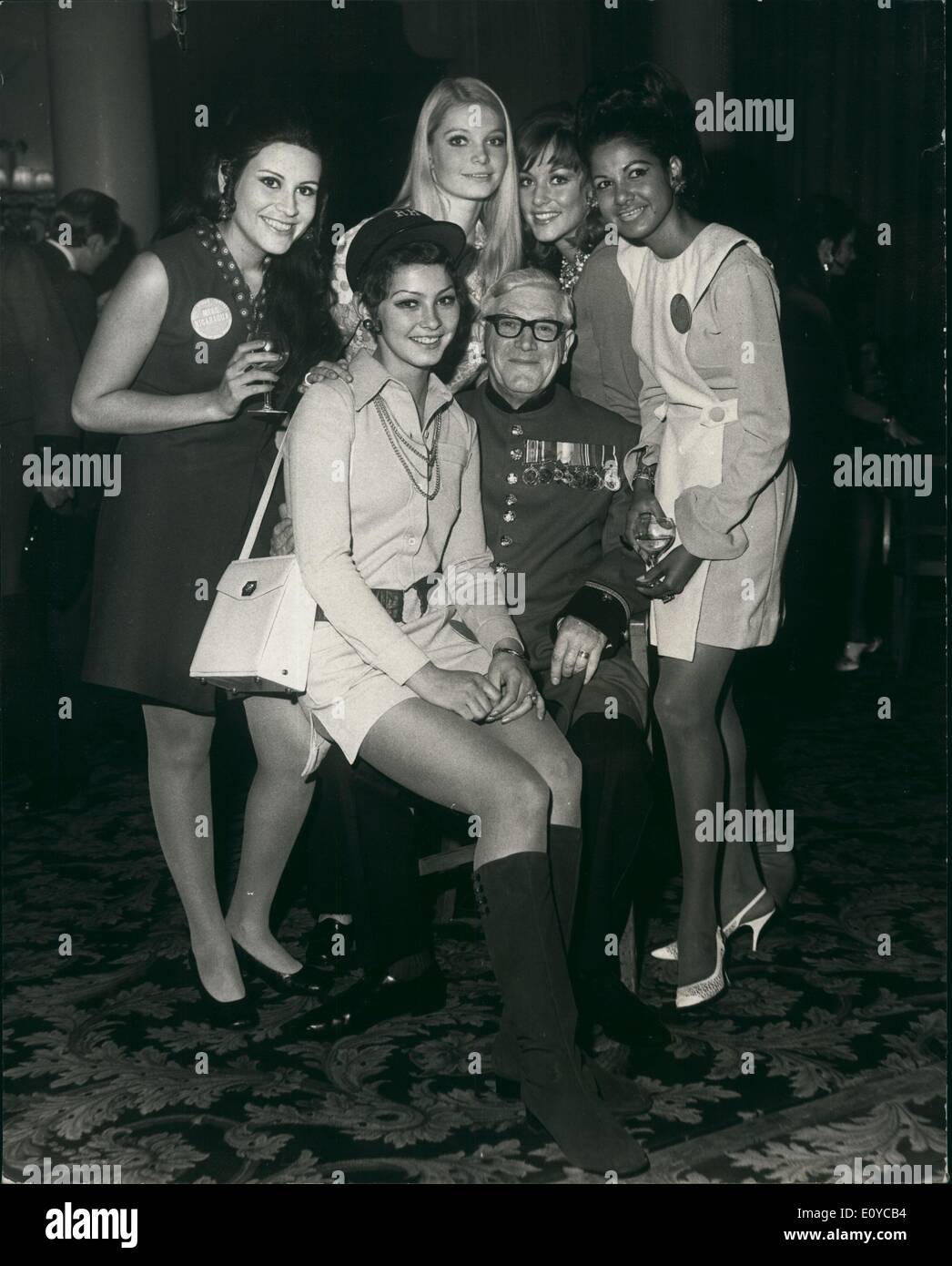 11 novembre 1969 - Mlle mondes les pensionnaires de Chelsea : certains des candidats à Miss Monde a déjeuné aujourd'hui avec certains des pensionnaires de Chelsea célèbre du Waldorf Hotel London. La photo montre le Sgt. Semaines est entouré de Miss World's durant le déjeuner à l'hôtel Waldorf aujourd'hui, L-R Mlle Nicoragua, Miss Tchécoslovaquie (assis), Miss Autriche, Miss France et Miss Guyane. Banque D'Images