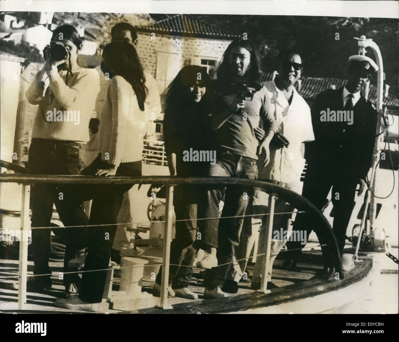 11 novembre 1969 - John Lennon et Yoko sont en croisière dans la mer Égée:Photo montre John Lennon et sa femme Yoko Ono, sont vus à bord d'un voilier à l'île de Spetses durant leur croisière en mer Egée. Banque D'Images