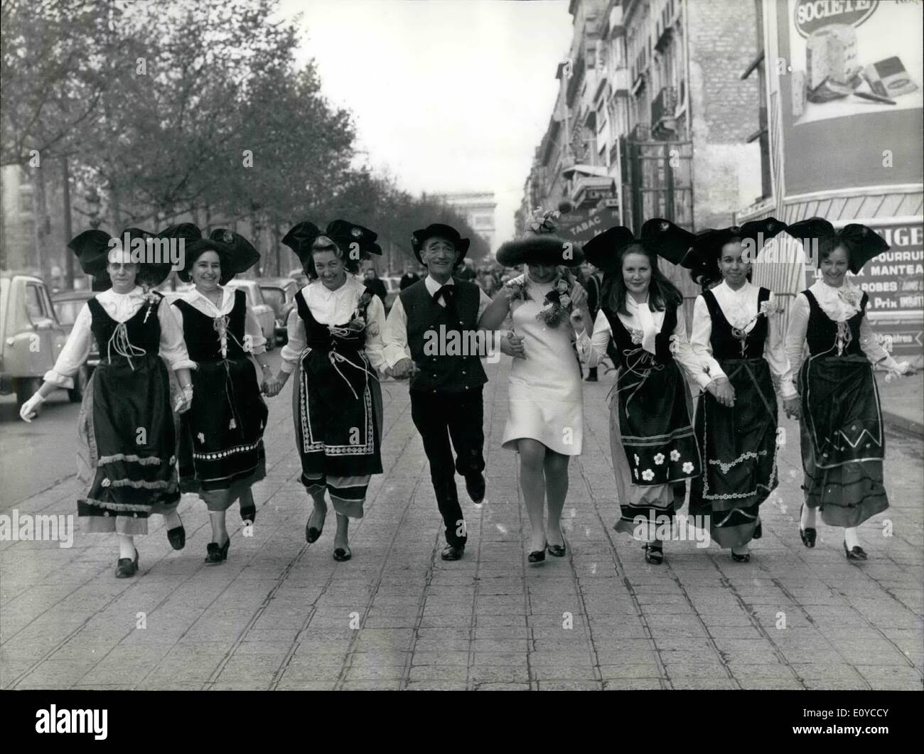 11 novembre 1969 - L'ensemble des ''Catherinettes'' ont été honorés aujourd'hui à Saint Catherine's Day. Les concepteurs de vêtements ont célébré leur Carven Catherinette sur les Champs-Élysées. Dagmar Hank en maillot de bain. Banque D'Images