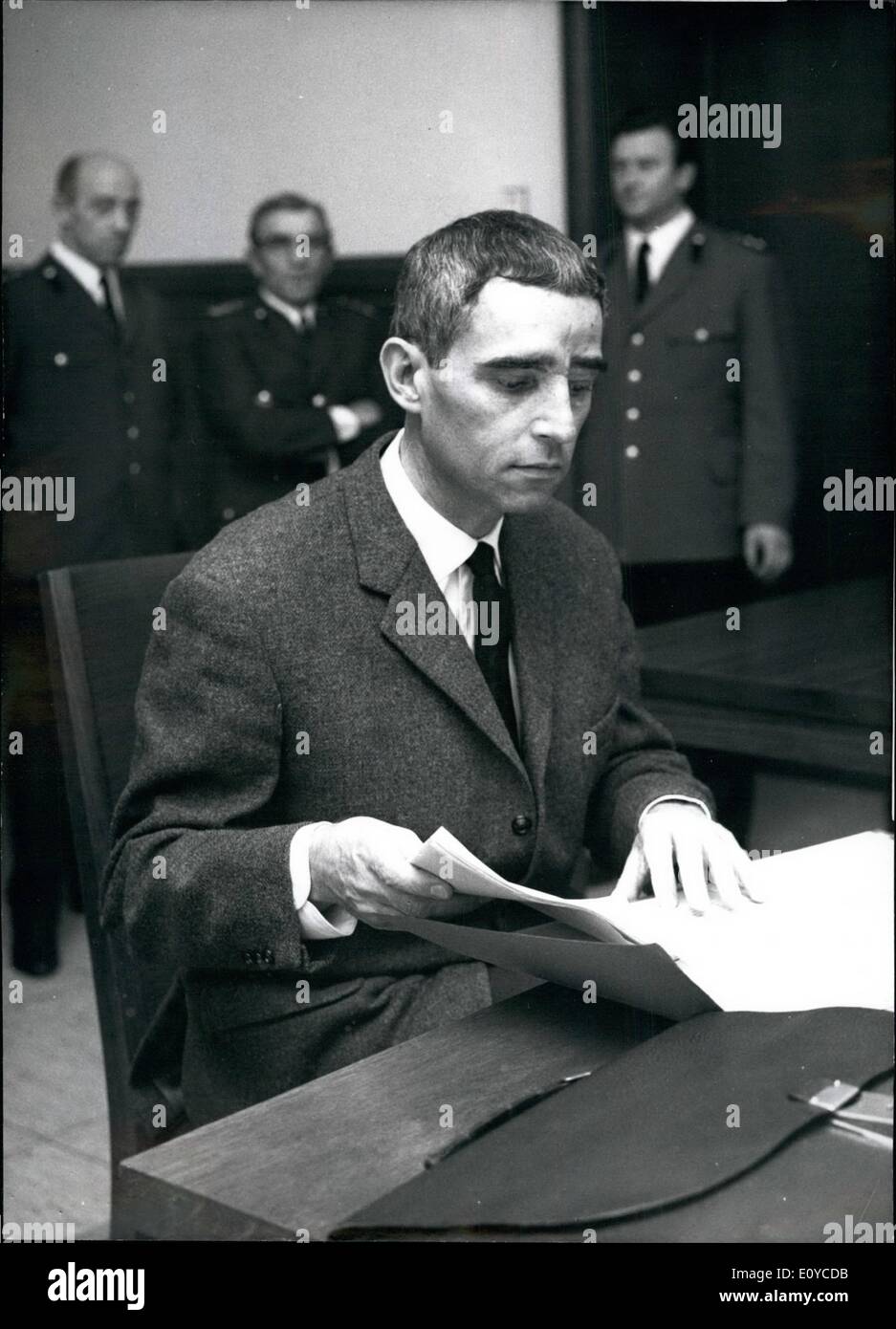 Novembre 11, 1969 - Procès contre West-German espion pour la Russie, Heinz Sutterlin, à Cologne : les 45 ans photographe de Bonn est soupçonné d'avoir envoyé à l'URSS, avec l'aide de sa femme Leonore, 50 secrets d'État allemand, à propos de 1000 documents secrets et confidentiels 1880 documents du ministère allemand des affaires étrangères. L'essai est interrompu jusqu'à Novembre 24th, car les juges vont voler aux USA, afin d'entendre là, sur un lieu secret, le témoin principal M. Runge, ancien de l'armée Service Secret soviétique KGB, qui a déserté à l'United States Banque D'Images