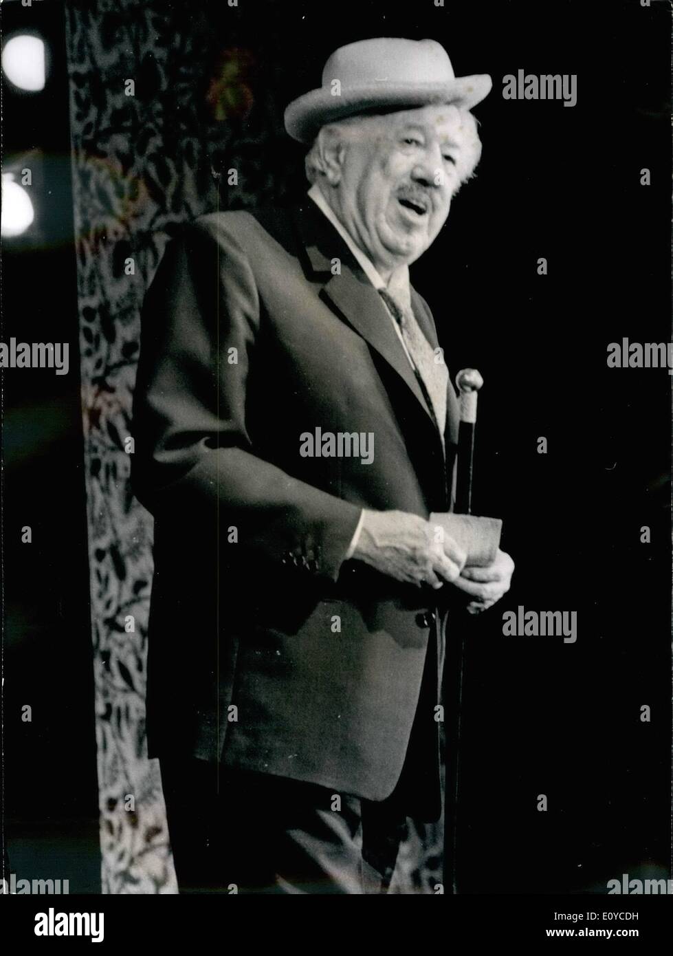 Novembre 11, 1969 - Michel Simon fait un hit en spectacles de variétés retour : Michel Simon, l'un des plus anciens de la version française et les acteurs d'étape, fait un retour dans le dernier spectacle de variété Olympia hier. Avant de remonter à la renommée internationale comme un acteur de l'écran. Michel Simon était un boxeur dans ses premiers jours et a également effectué des actes du music-hall. Photo montre Michel Simon qu'il était apparu dans la scène de l'Olympia hier soir. Banque D'Images
