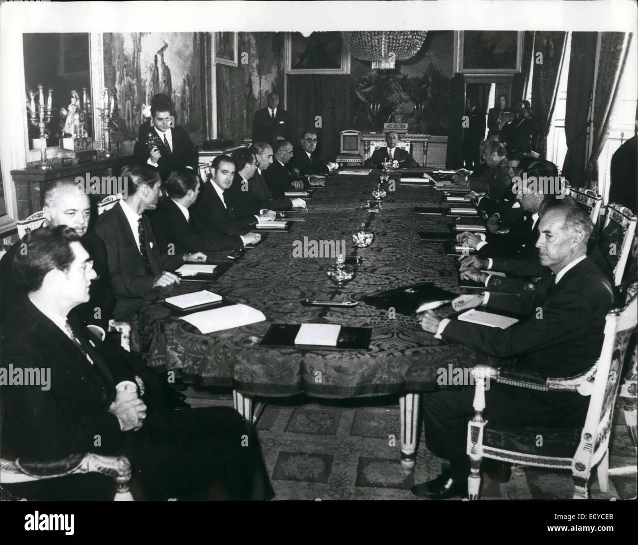 Novembre 11, 1969 - Le Général Franco rencontre son nouveau Cabinet du général Franco a rencontré son nouveau Cabinet au palais du Pardo, Madrid, le 31 octobre. C'était le premier Conseil des ministres officielle avec le nouveau Cabinet. Banque D'Images