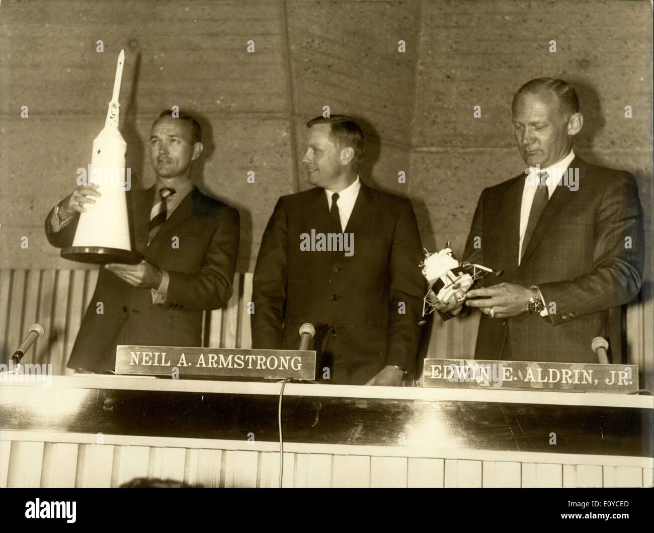 10 août 1969 - Voici l'Apollo 11, les astronautes Armstrong et Aldrin, Collins à la conférence de presse à Paris. Banque D'Images