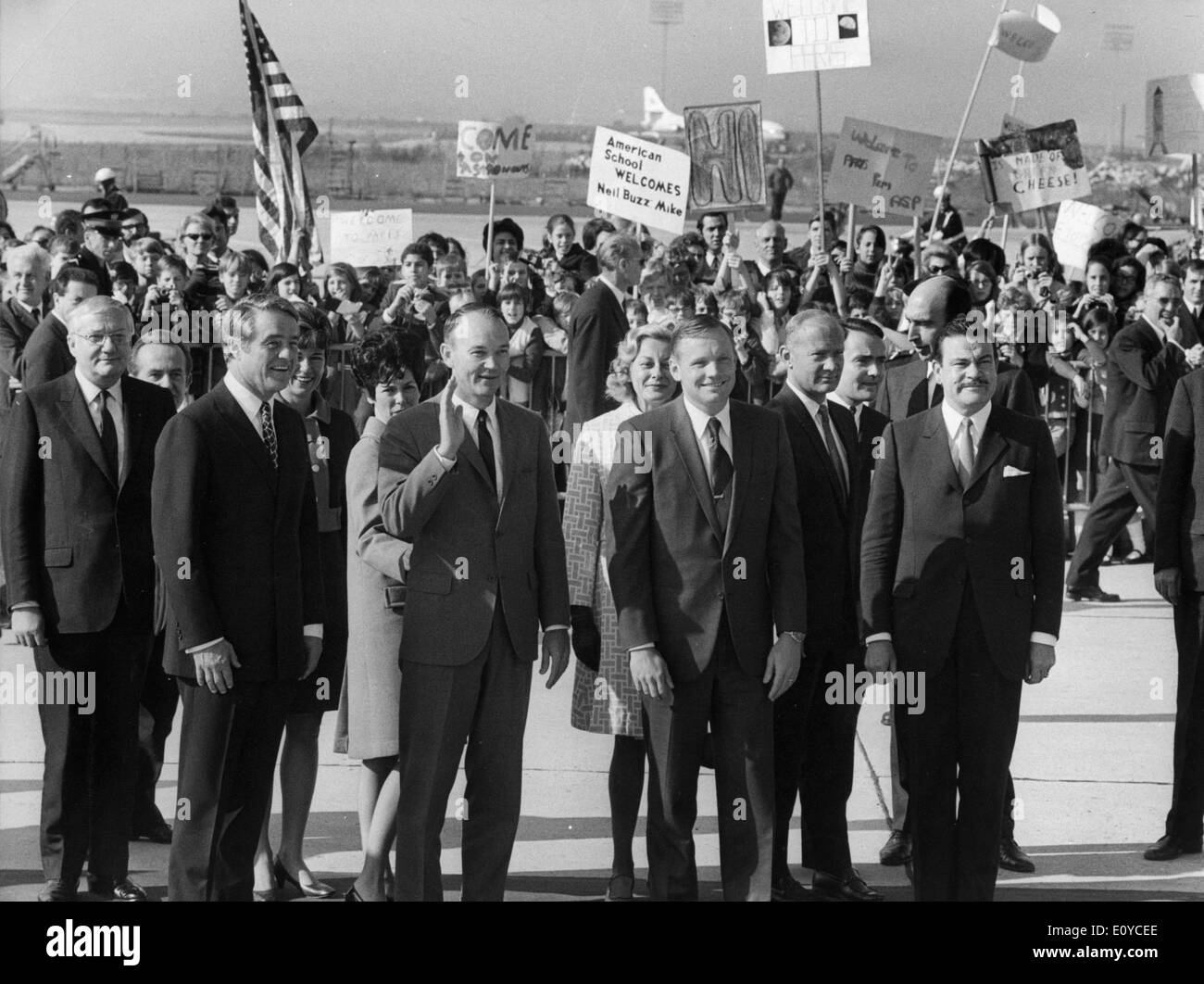 Aug 10, 1969 ; Paris, France ; les astronautes américains recevoir bienvenue glorieux qu'ils arrivent à Paris sur une tournée de bonne entente. (L à R), Banque D'Images