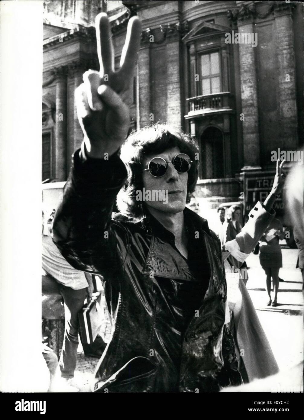 11 novembre 1969 - le fils de Paul Getty rejoint Anti-War Parade à Rome. J. Paul Getty Jr., fils du millionnaire d'huile sur la photo lors de la manifestation organisée à Rome le samedi (15 novembre) à l'appui de la paix de Washington de mars. Banque D'Images