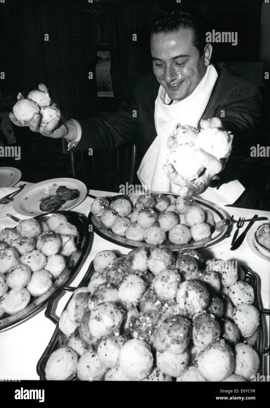 11 novembre 1969 - l'on voit ici est Walter Lessig...et qu'il mange pour dix ! Les 34 ans de l'homme de Munich a établi un nouveau record du monde quand il a mangé 36 Knoedelns 1/2 en 45 minutes. Les 106 kg de l'homme participeront à un concours de manger à Salzbourg le 29 novembre. Le comp Banque D'Images