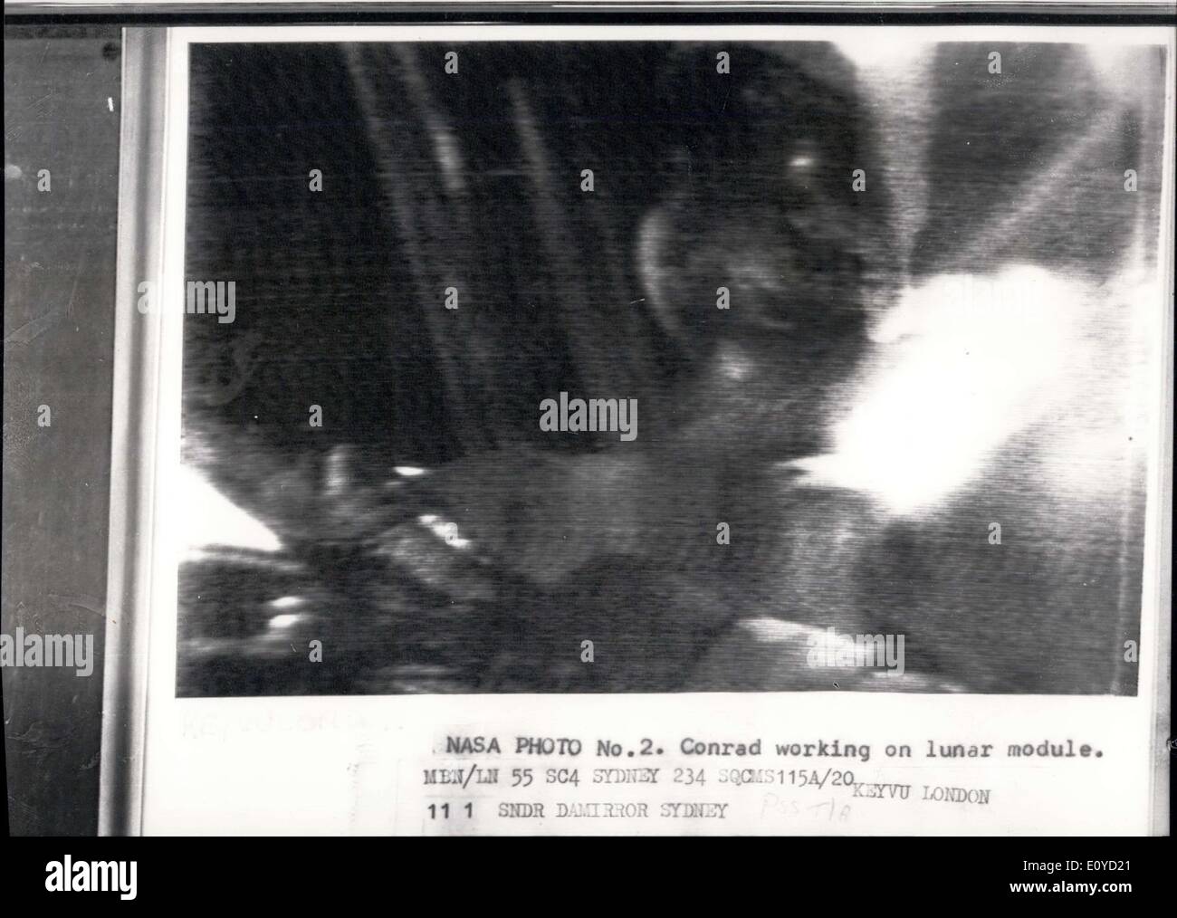 Le 20 novembre, 1969 - Caméra de télévision échoue sur Moon Walk : astronautes américains Pete Conrad et Alan Bean hier est devenu le troisième et quatrième homme jamais de marcher sur la surface de la Lune. Peu après Alan Bean avait démissionné de l'Intrepid pour rejoindre Pete Conrad, un défaut développé dans la caméra TV. Cette photo montre photo de la NASA, a signalé par radio à Londres via Sydney, Australie, montre Conrad travaillant sur le module lunaire. Conrad travaillant sur le module lunaire. Banque D'Images