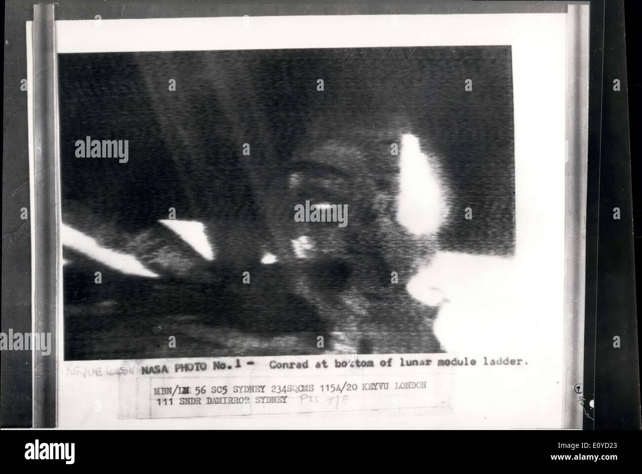 Le 20 novembre, 1969 - Caméra de télévision échoue sur Moon Walk. Les astronautes américains Pete Conrad et Alan Bean hier est devenu le troisième et quatrième homme jamais de marcher sur la surface de la Lune. Peu après Alan Bean avait démissionné de l'Intrepid pour rejoindre Pete Conrad, un défaut développé dans la caméra TV. Photo montre :- Cette photo de la NASA, a signalé par radio à Londres via Sydney, Australie, Conrad montre au bas de l'échelle. Banque D'Images