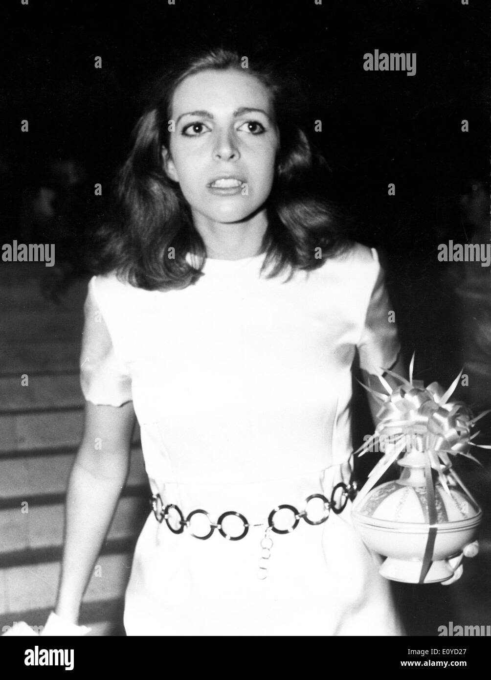 Christina Onassis transportant un cadeau d'anniversaire Banque D'Images