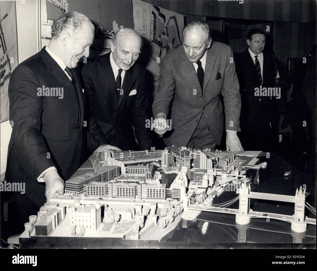 Le 26 novembre 1969 - 22 millions de programme est l'un des plus ambitieux de l'entreprise privée l'évolution de la situation depuis le grand incendie. Le site, qui est devenu le siège de l'Ordre de St Katharine sous patronage royal en 1148, a été mis au point que les quais au xixe siècle et a été utilisé par les clippers. Il y a des cargaisons, de thé, de l'indigo et du vin ont été entreposées. Le site couvre 25 hectares dont 10.4 sont de l'eau. Un front de fleuve de 850 pieds combinée à St. Katharine d' échantillon installations offriront à Londres son premier yacht basin Banque D'Images