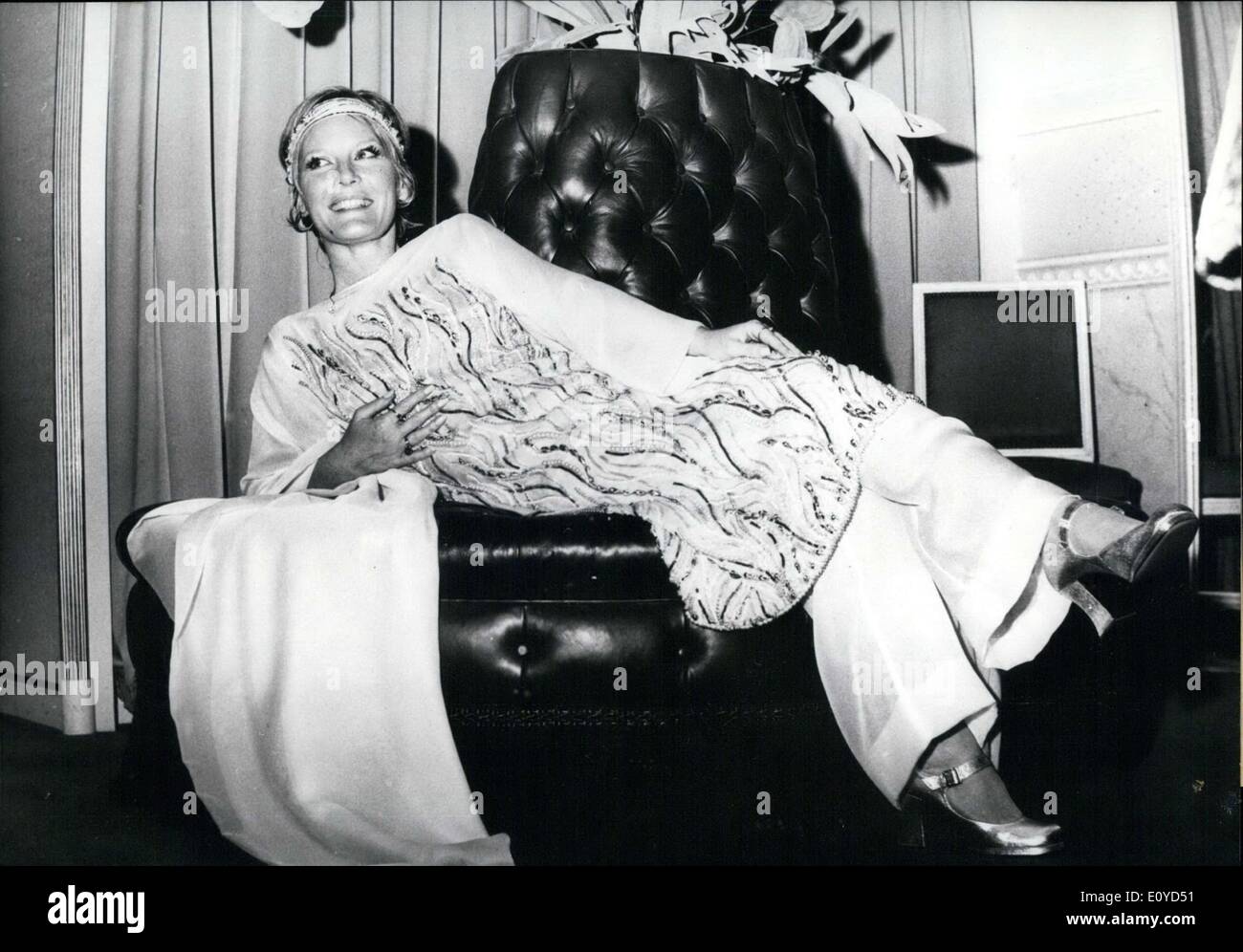 Le 26 novembre 1969 - Petula Clark porte une robe plein de la maison Dior. Elle chante et joue aussi bien. Elle portera le morceau à la première de son film ''Au revoir, M. Chips.'' la pièce Dior se compose d'un costume pantalon en mousseline blanche et colorée, une tunique brodée de perles. Banque D'Images