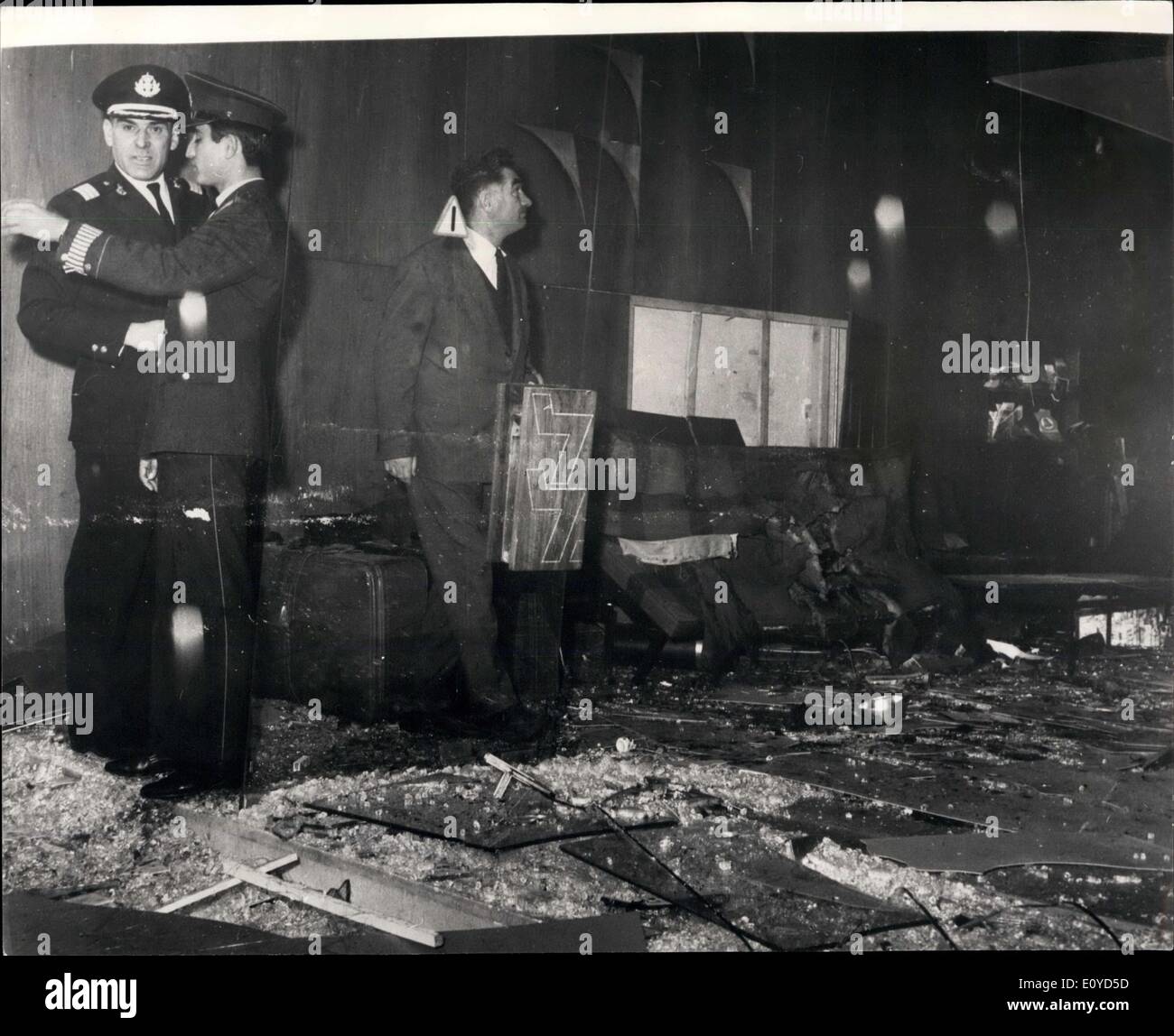 Le 29 novembre 1969 - Deux ans garçon grec meurt après une attaque de la guérilla Arabe israélienne sur les bureaux des compagnies aériennes à Athènes ; un enfant de 2 ans garçon grec qui était parmi les 15 personnes blessées lorsque deux commandos jordaniens ont lancé une grenade dans les bureaux de la compagnie aérienne El Al au coeur d'Athènes, jeudi dernier, a, depuis, est mort de ses blessures. La photo montre l'épave à l'intérieur de la compagnie aérienne El Al les bureaux après l'attaque à la grenade à Athènes. Banque D'Images