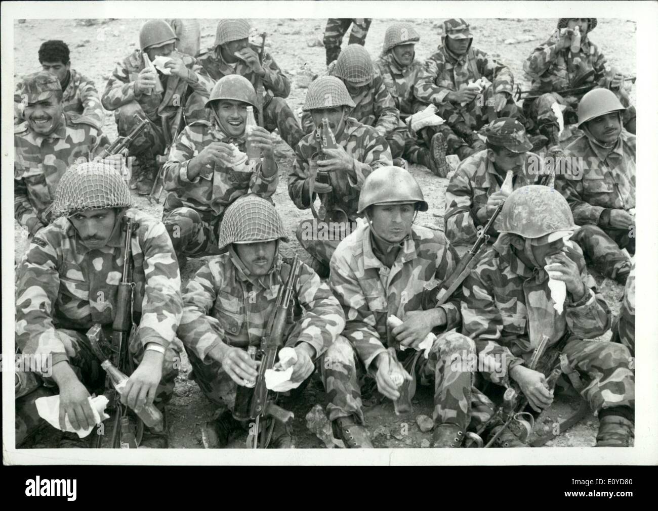 le-12-decembre-1969-les-membres-de-l-organisation-de-liberation-de-la-palestine-au-repos-apres-la-manoeuvre-par-des-balles-reelles-organisee-a-l-occasion-du-5e-anniversaire-de-la-creation-de-l-armee-de-liberation-de-la-palestine-e0yd80.jpg