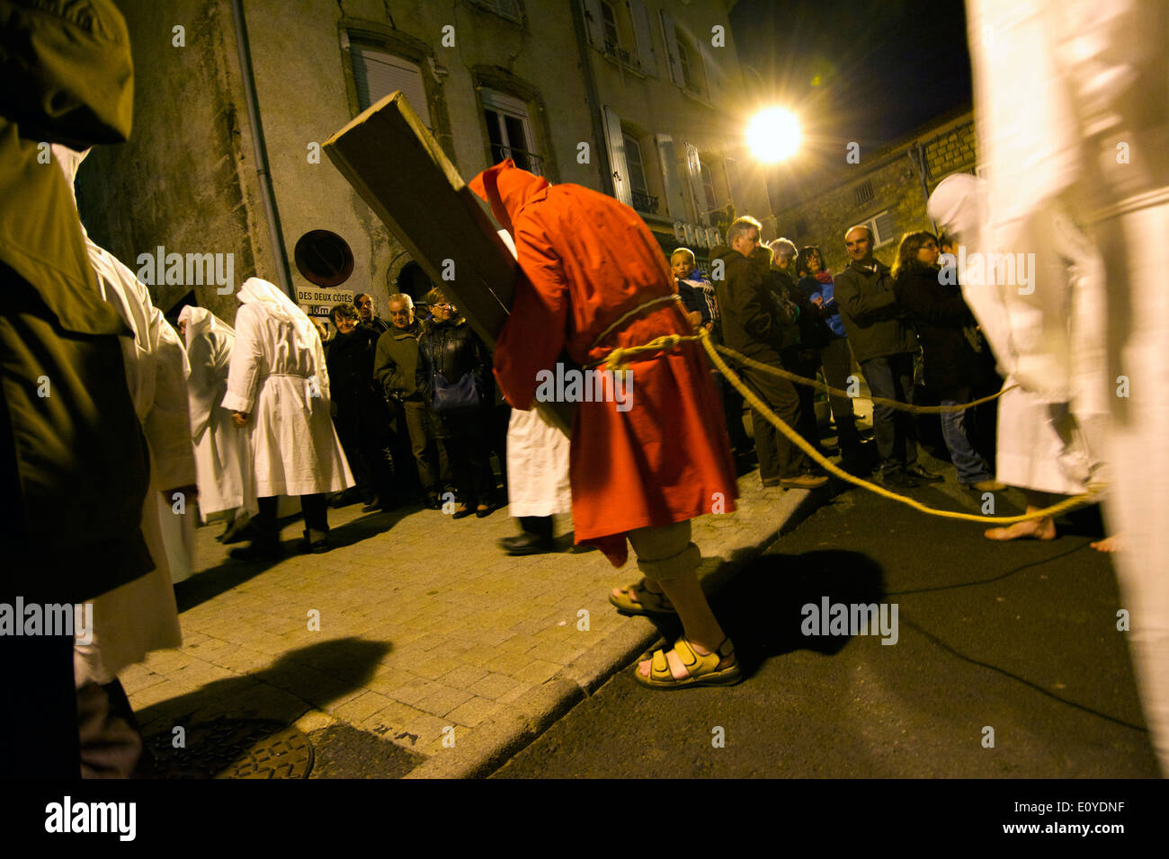 Les pénitents participent à la procession du jeudi Maundy lors de l'observance nocturne à Saugues, haute-Loire, Auvergne Rhône Alpes, France Banque D'Images