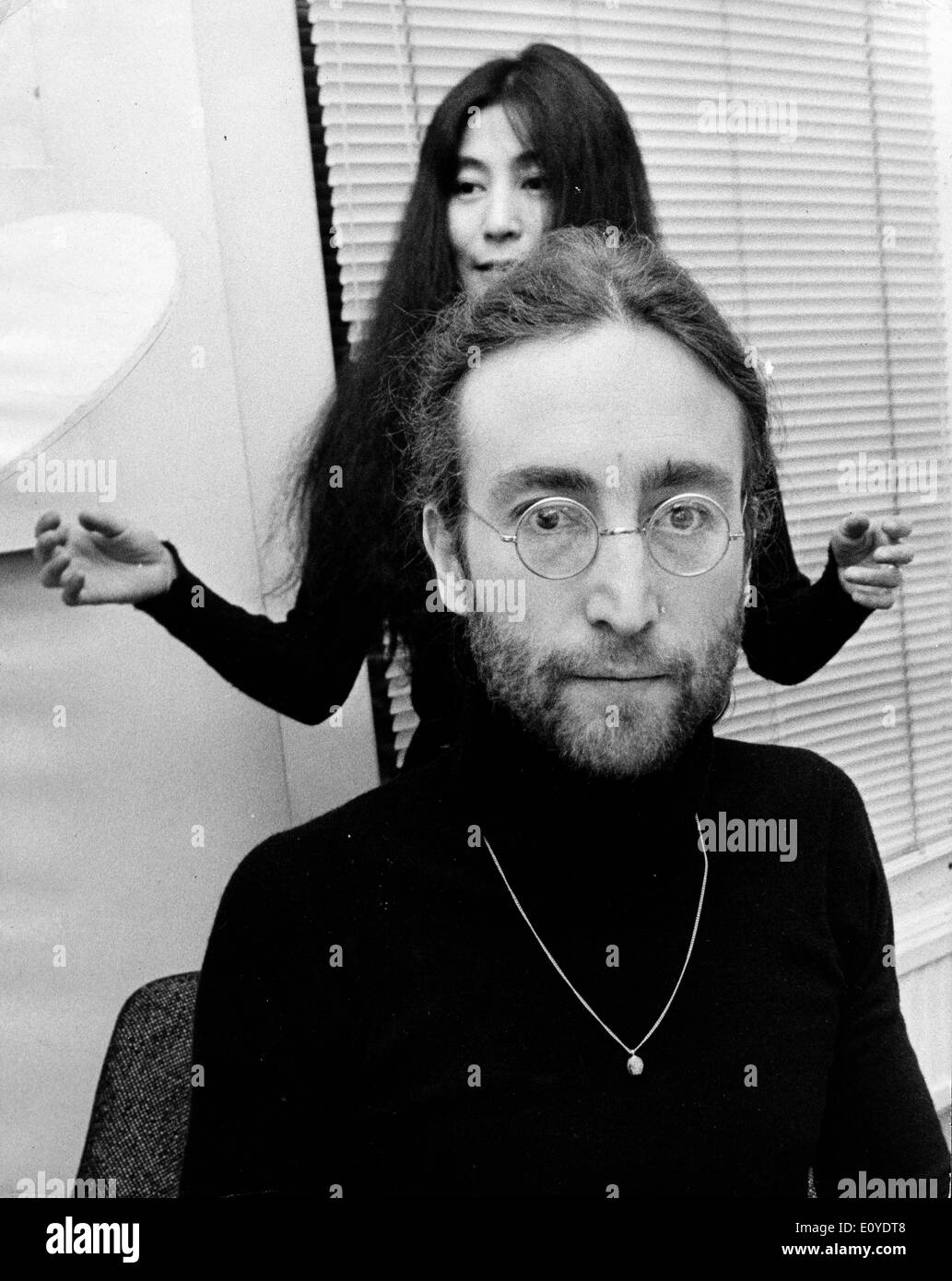 John Lennon et Yoko Ono au quartier général d'Apple Banque D'Images